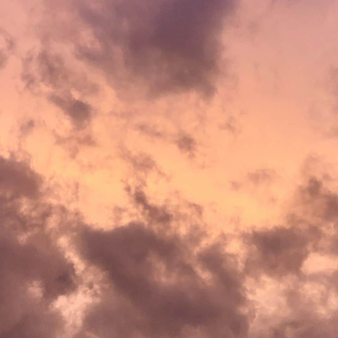 実熊瑠琉さんのインスタグラム写真 - (実熊瑠琉Instagram)「#お空日記 この空は昨年の台風の前日の空  明日は台風だから皆布団の中潜っとこうね(* ´ ` *)ᐝ」9月18日 20時52分 - ruru_mikuma