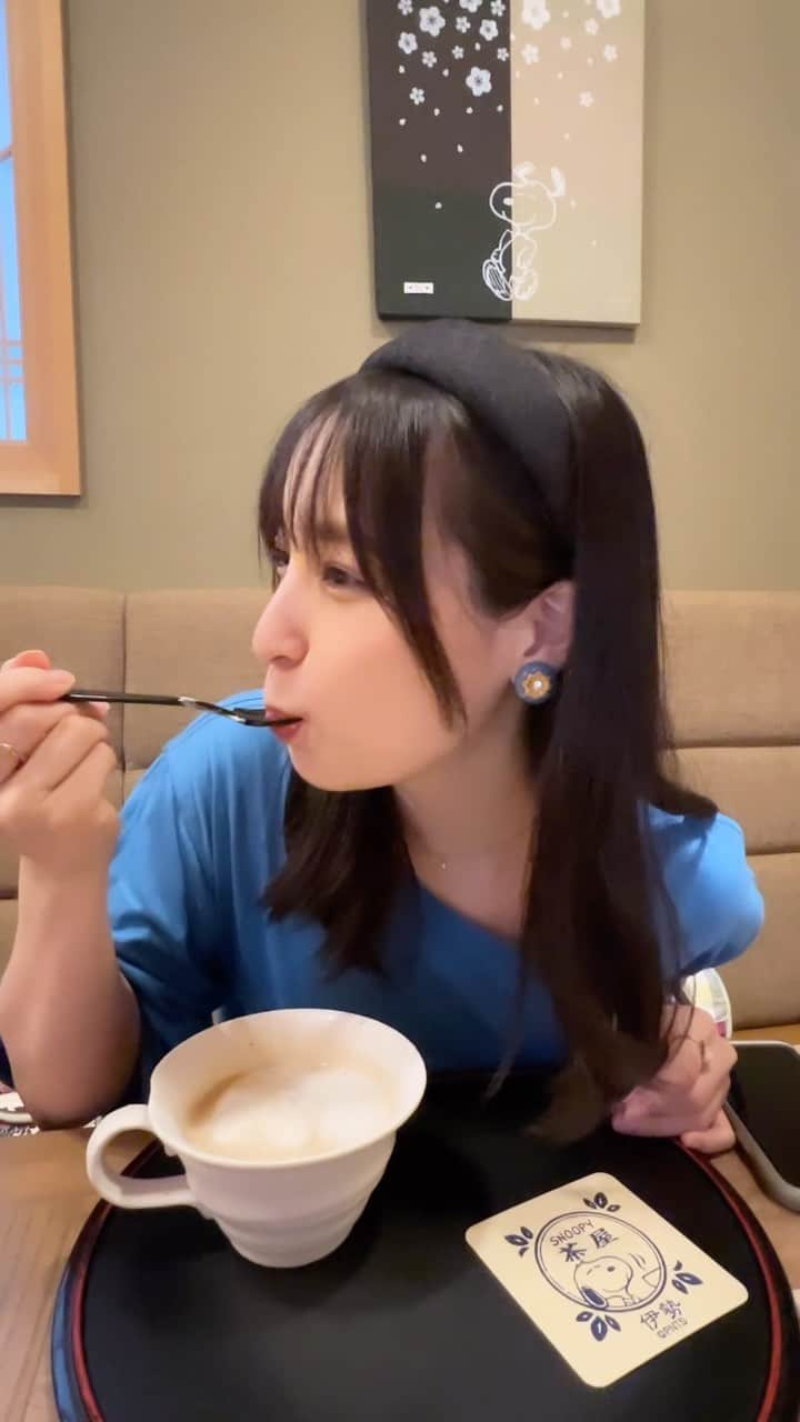 中崎絵梨奈のインスタグラム：「おいしすぎて震える中﨑☕️  #思い出　#おもいでぐらむ #おかげ横丁 #おかげ横丁食べ歩き #ノーマルカメラ #スヌーピー茶屋　#スヌーピー　#カフェ　#cafe #ほうじ茶　#カフェ巡り #伊勢志摩　#伊勢神宮　#伊勢　#旅行　#夏休み　　　 #なつやすみ　#もぐもぐ　#いっぱい食べる君が好き　#カチューシャ　#カチューシャヘア #カチューシャコーデ  #yummy #おいしいごはん #しあわせ　#何気ない瞬間を残したい」