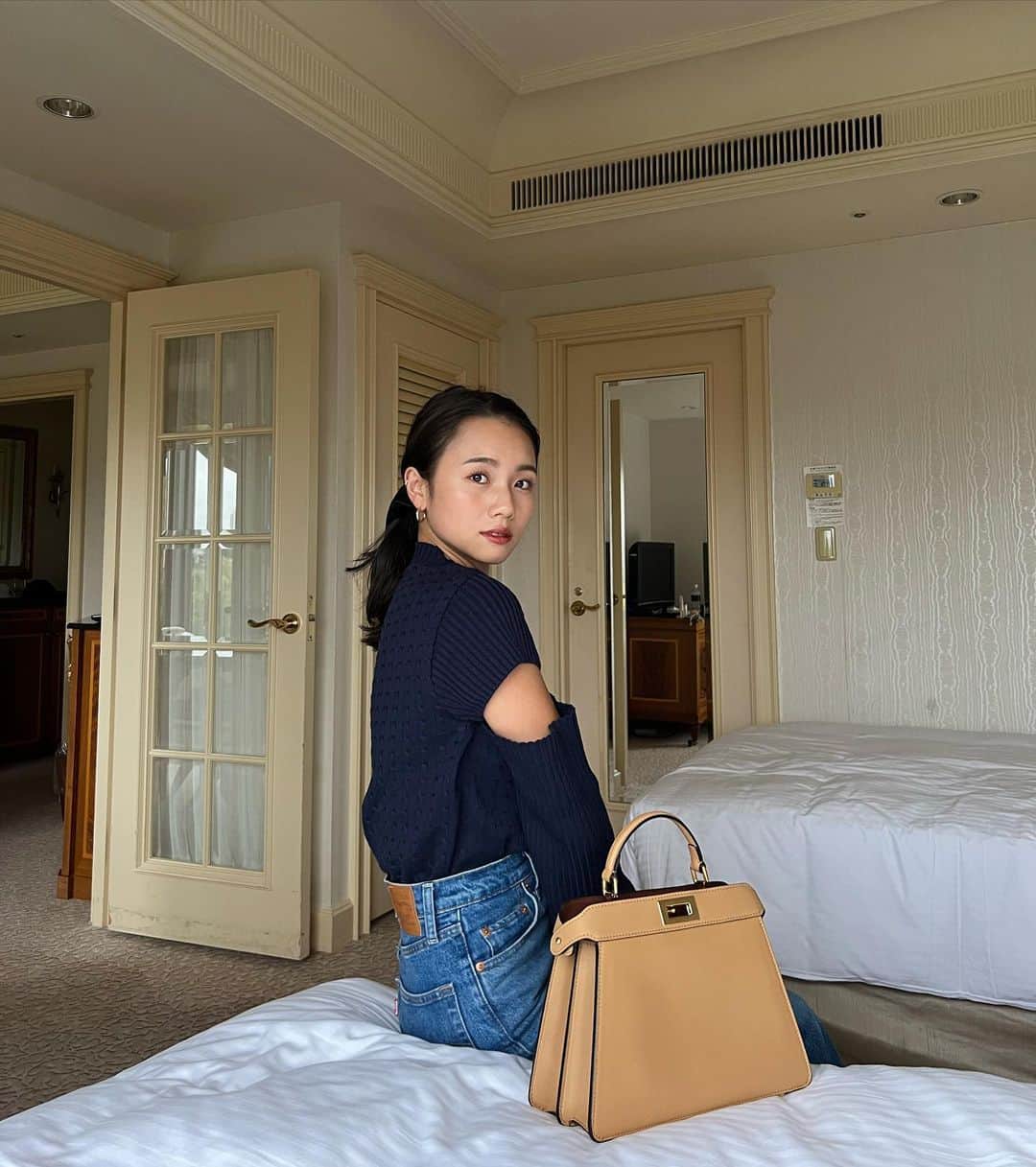 のインスタグラム：「aocode♡  いつもより少し可愛めかな？🎀 デニムで崩すのが私は好き✌🏻  ネイビーとベージュの組み合わせもお気に入り✨  #aocode #fendi #fendiofficial」