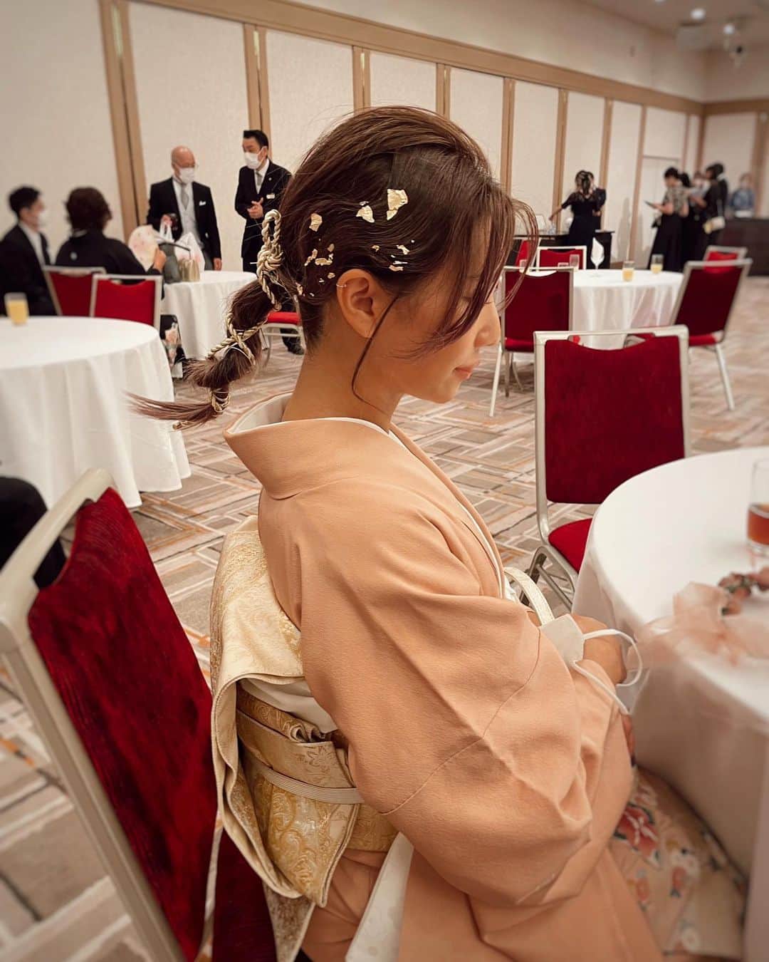 ✷kana✷のインスタグラム：「弟の結婚式にて、わたくし はじめての色留袖を着ました👘  髪型載せて欲しいとたくさん いただいたのでこんな感じです！！🥺 妹とお揃い風な水引ヘア✌️  @linda_motosumiyoshi  ゆかりさん、ゆみありがとおおお♡  #色留袖#色留袖ヘア#ヘアセット#結婚式ヘア#水引アクセサリー#水引きアレンジ#水引きヘア#金箔ヘア#和服女子」