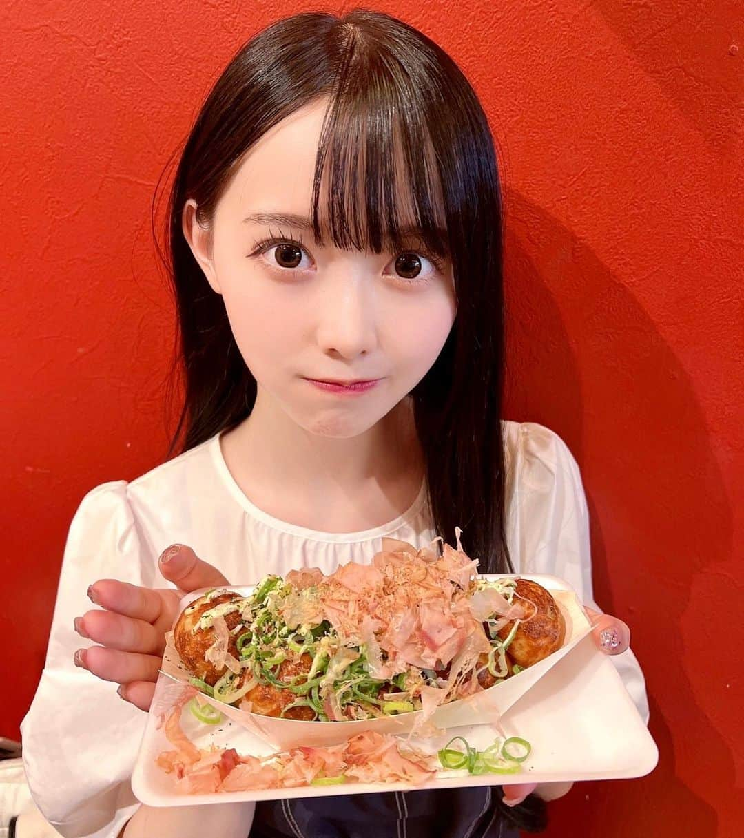 松本ももなさんのインスタグラム写真 - (松本ももなInstagram)「めっちゃ好きやねん？ おおきにぃぃ♡  激レア半分おでこさんはどうですか？ おでこ広めさんなので普段はひっそりしてます🥺  たこ焼きのたこさん抜きの焼きを いつも食べてます🐙  🏯⛩大阪京都の思い出もあっぷしてくね♡ おたのしみにぃぃ  #高嶺のなでしこ #たかねこ #osaka #大阪 #たこ焼き #難波 #道頓堀 #大阪グルメ #めっちゃ好きやねん」9月18日 21時36分 - momona.1012