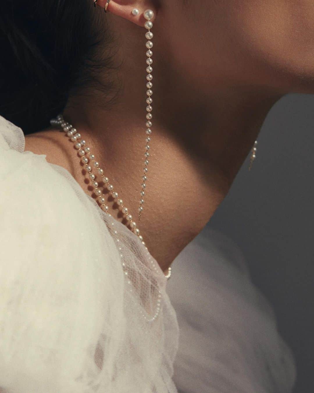 M I Z U K Iさんのインスタグラム写真 - (M I Z U K IInstagram)「Dreamy Duster 🤍  Sensuality meets romantic elegance with long cascading pearl earrings.   New MIZUKI available now on www.mizukijewels.com  #mizuki #mizukijewels #mizukijewelry #modern #allure #seaofbeauty #modern #bridal #all #eyes #on #me  #dreamy  #duster」9月18日 21時57分 - mizukijewels