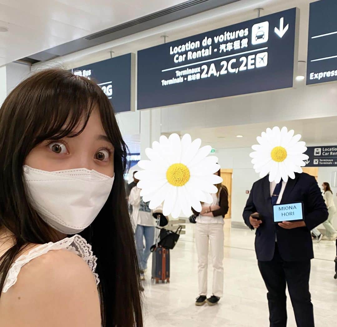 堀未央奈さんのインスタグラム写真 - (堀未央奈Instagram)「🇫🇷  パリに到着してすぐの出来事。 ホテルの方が迎えにきていて ホテル名が書かれたパネルを持って立っていると聞いていたのですが…  いざ行ってみると " MIONA HORI " …！！！  めちゃくちゃ私の名前でした🤭 笑ったなぁ」9月18日 22時24分 - horimiona_official