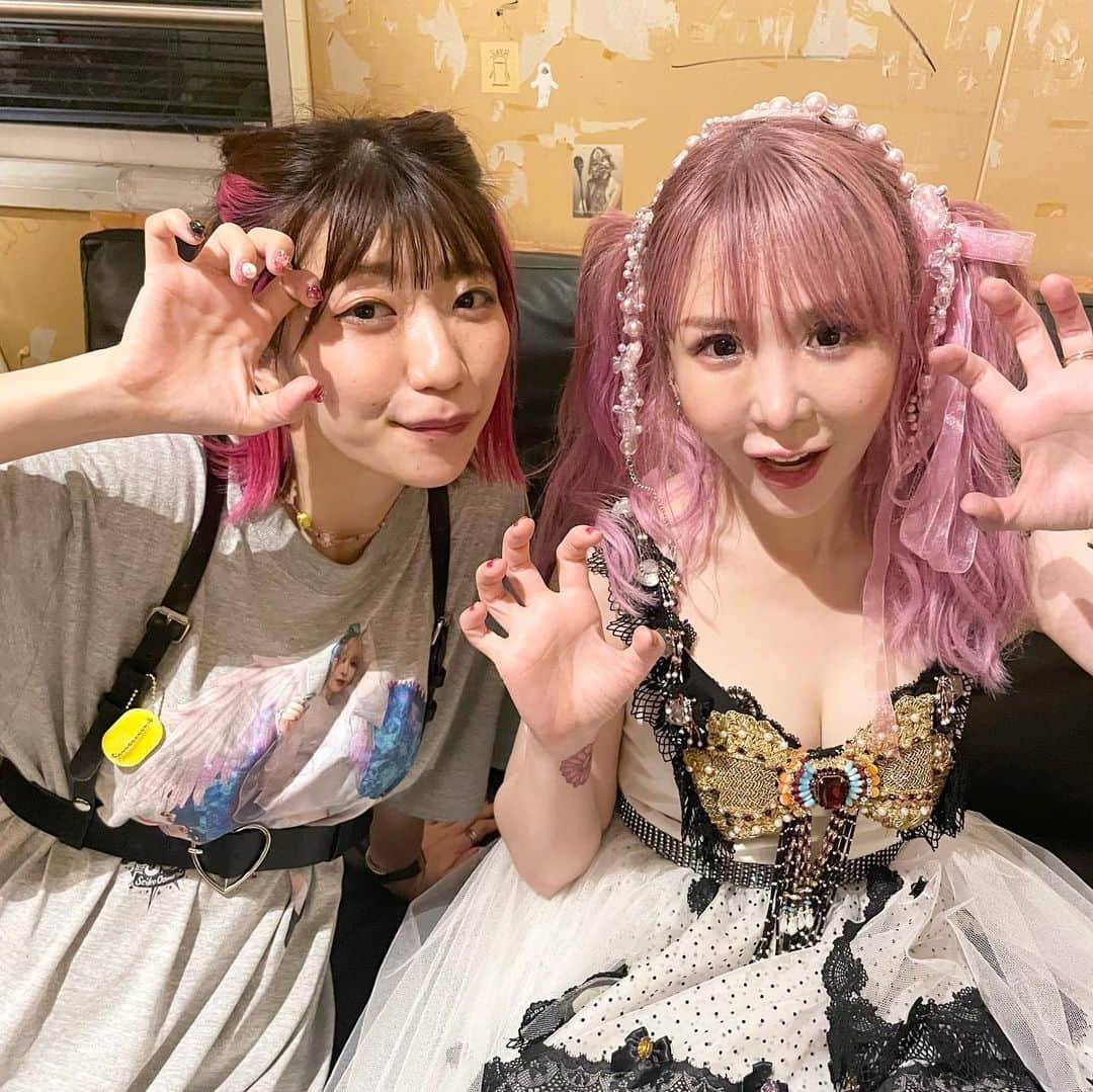ぱいぱいでか美のインスタグラム：「産まれてきてくれてありがとうございます💖 . 今年も大好きな大森さんのお誕生日を 当日にみんなで祝えて最高！！！！！！ いろんな祝いの気持ちがありすぎて MC逆に額縁の話ばっかしてしまいました🖼笑 奥底にある想いは全部直接LINEします！ 可愛くて優しくて暖かい大森さん大好き💖 そして恒例のジョニーさんとの歌は MAPAさんの『四天王』をカバーさせてもらいました🧓🏻👵🏻 . #大森靖子 さん #大森靖子生誕祭 #大森靖子生誕祭2022 #でか美ちゃん #ジョニー大蔵大臣 #DJ #JD」
