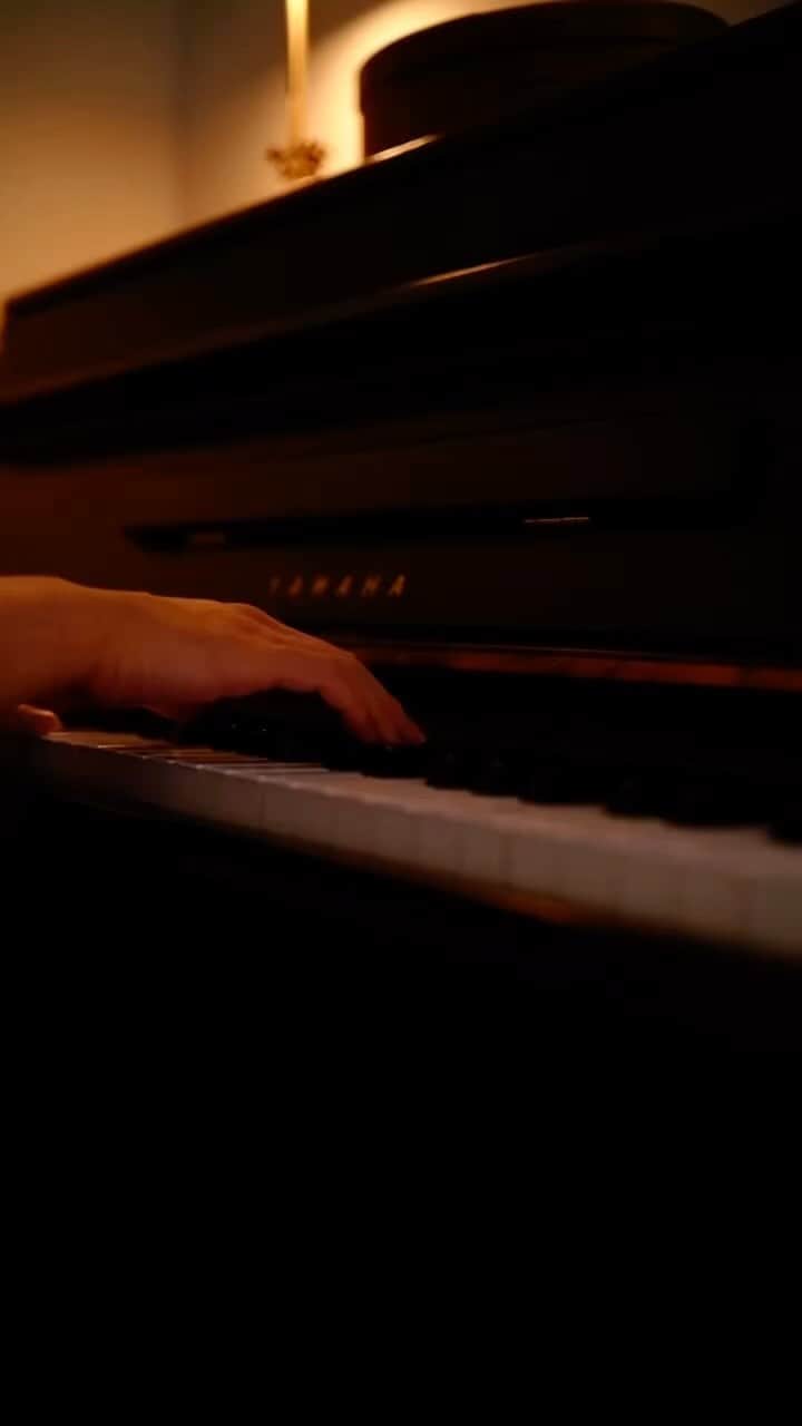 江﨑文武のインスタグラム：「Ayatake Ezaki - 常夜燈 / Joyato  #AyatakeEzaki  #piano  #pianomusic #pianocover #sigmafp #summilux35mm」