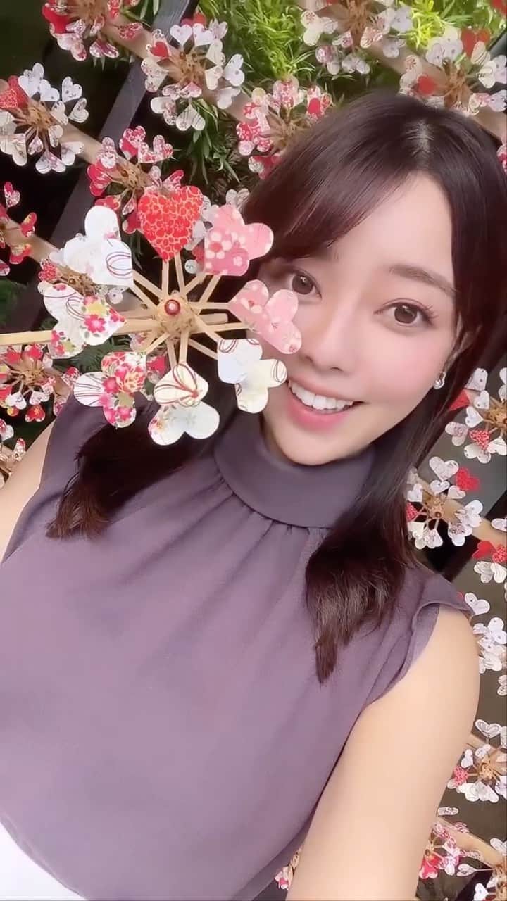 八幡美咲のインスタグラム：「日本が誇る伝統工芸品。  安芸の小京都「竹原」にあるまちなみ竹工房さんへ。 職人さんが作る美しい編み目の竹工芸の数々。  うっとりしちゃいました( ˶ˊᵕˋ)੭  私も四海波かごに 挑戦してみました🌼*･ (上から見ると海の4つの波に見えるから『しかいなみ』かごと言うそうです𓇼𓈒𓐍)  職人歴24年の職人さんが優しく 教えてくださいました☺️ みなさん定年退職されてから始められた方が多く 30年前の国鉄時代の話を聞かせてくださいました。 貴重な1時間でした( * ॑˘ ॑* )   職人さんたち手先が器用で すばらしいですね。 みなさんの編み出す芸術作品 もっともっと広まってほしいです☺️  途中で編みかけの品を見せてくださったのは、 さきさん☺️ いつかお店をだすべく 毎日練習を積んでいるんだそうです。 バッグなど作るのに時には 1ヶ月ほどかかるそうです。 心と思いがこもった温かい作品です☺️ ( @bamboo.w_saki )  予約無しで どなたでも作ることができます🌙*ﾟ 2500円です(⑉• •⑉)  集中して 1時間正座していたら 足が痺れてしまいました😵‍💫･°  秋の行楽シーズン🍁🍂 何事もなく、 台風が無事過ぎ去ってくれるといいですね😣 みなさまお気をつけください😭  無事に台風か過ぎ去ったら いつかぜひ竹原へ足を運んでみてください☺️🫰🏻  タイムスリップしたような気持ち 心がホッコリしますよ🌼*･  #竹原まちなみ竹工房  #有田会長 #後ろで見守ってくださっていた  －－－－－－－－－－－－  📍Machinami Takekobo Bamboo Craft Workshop   you can try traditional bamboo weaving with instruction from an expert craftsman here:)  The town"Takehara" is famous for its bamboo and traditional art of bamboo weaving.  The workshop allows visitors to try traditional bamboo weaving by making a bamboo basket or pinwheel.  Several artisans are in the workshop making items on a daily basis. Visitors can observe them in action or browse the various bamboo products for sale, such as bags, trays, and boxes.☺️🌸」