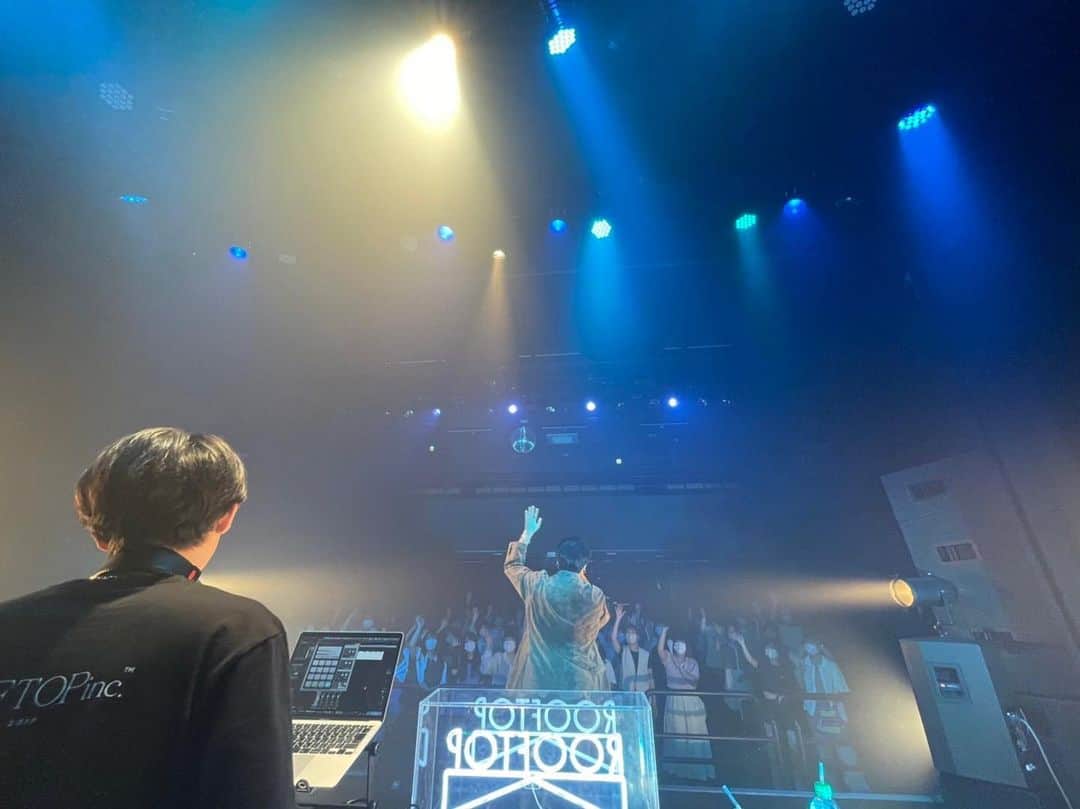 Rin音のインスタグラム：「広島、仙台、札幌、のツアーについて  めっちゃ楽しかった… ライブハウスの距離の近さ、もしかして俺のかいてる臭い汗も届いてるんじゃないかって心配するくらい。 しかも全部初めて行く土地だからドキドキしたけどあんなに沢山人が来てくれるなんて感激でございました。  次は来れなかった人も来てくれよな！ 友達も連れてきてください！家族も連れてきてください！ みんなが楽しめる場所にしたいね。 おもてなしの方はたくさんさせていただきますので。👍  また遊びに行くね🫡 本当にありがとう！」
