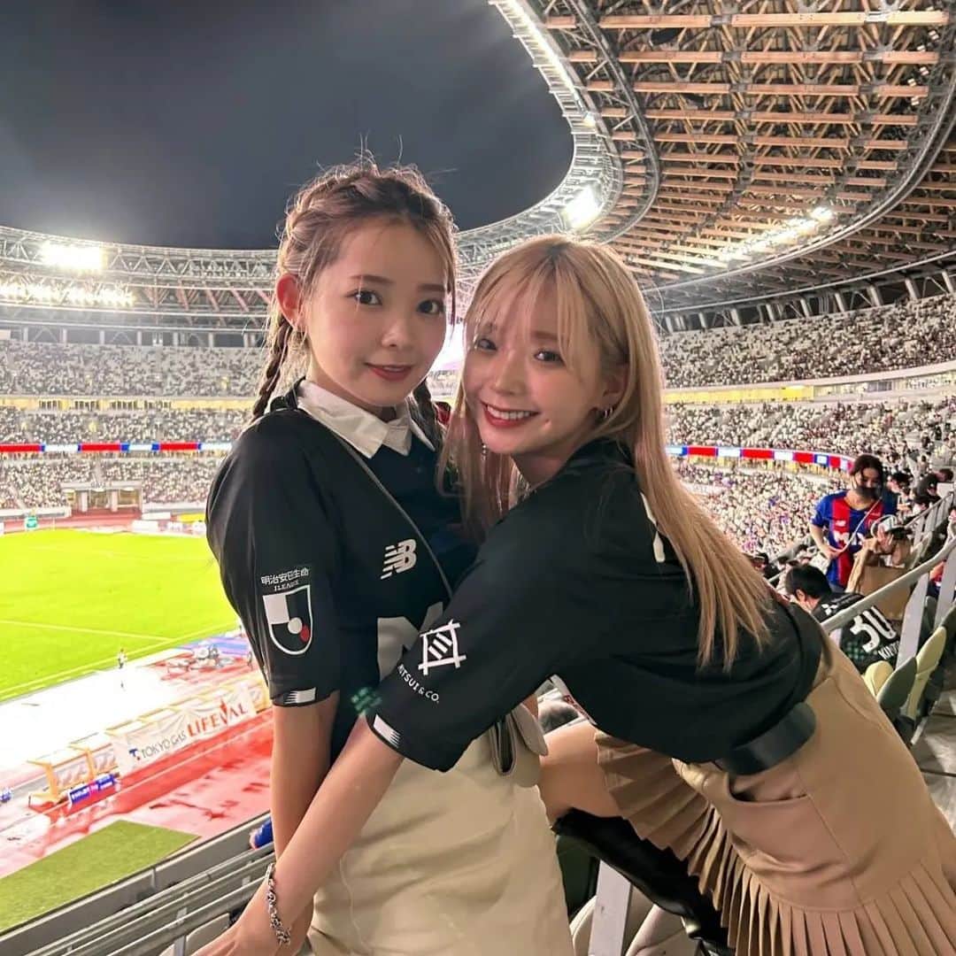 mam（まむ）のインスタグラム：「無加工おねえさんっす。めちゃ楽しかった！ まさか、女史たち集まってサッカー観戦するとは！最高❣ 一番良かったのはくるみちゃんとのエアハートショットやで！自撮り下手！笑 試合終了したとき選手さんに見えるようにアピしてた✌笑  イツメン女子会で最高楽しんだよ❣」