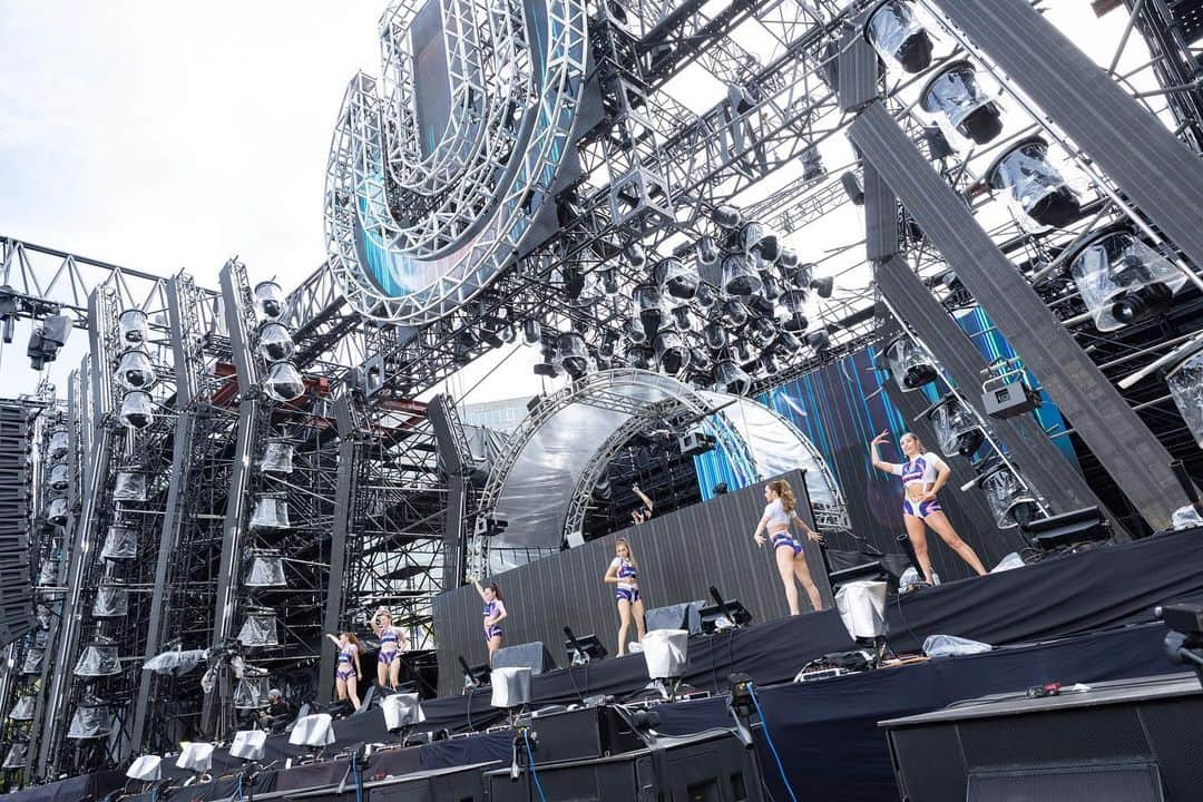 CYBERJAPAN Staffのインスタグラム：「二日間夢のステージ @ultrajapan 有難うございました！ 連続開催されていたULTRA JAPANが、コロナで2年開催されず寂しかったのですが、ようやくまたこのステージを踏む事が出来て感無量です。  再開に漕ぎ着けるために、スタッフの皆様が、例年以上に大変な思いをされていた事と思います。  世界が一変し、エンタメ界が激震した長い時間の後、こうやってステージが蘇り、アーティストの皆さんも、沢山のオーディエンスの前に立てる喜びに充ち満ちていたと思います。  CYBERJAPAN DANCERSの皆んなも2日目は、雨にも負けず踊りました。☔️ 貴重な機会を有難うございました。 Watanabe Sisters from CYBERJAPANが、落雷の危険性のある時間帯に当たってしまい残念ながらDJのステージに立つ事が出来ず、本当に残念でしたが、この思いは必ず次のチャンスに…！😭  まずは取り急ぎ、素晴らしい経験を有難うございました。 雨の中ご来場頂きました皆様、有難うございました。  #ultrajapan #cyberjapan #サイバージャパン #cyberjapandancers」