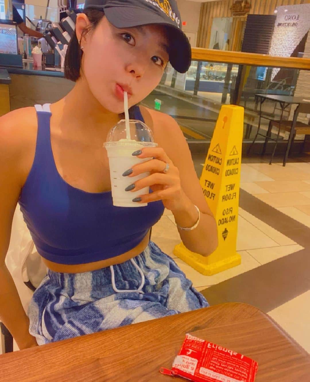 のインスタグラム：「나도 왔다감 와이와이하와이🌈🤙🏻🌴😁 #태닝최고💁🏻‍♀️」