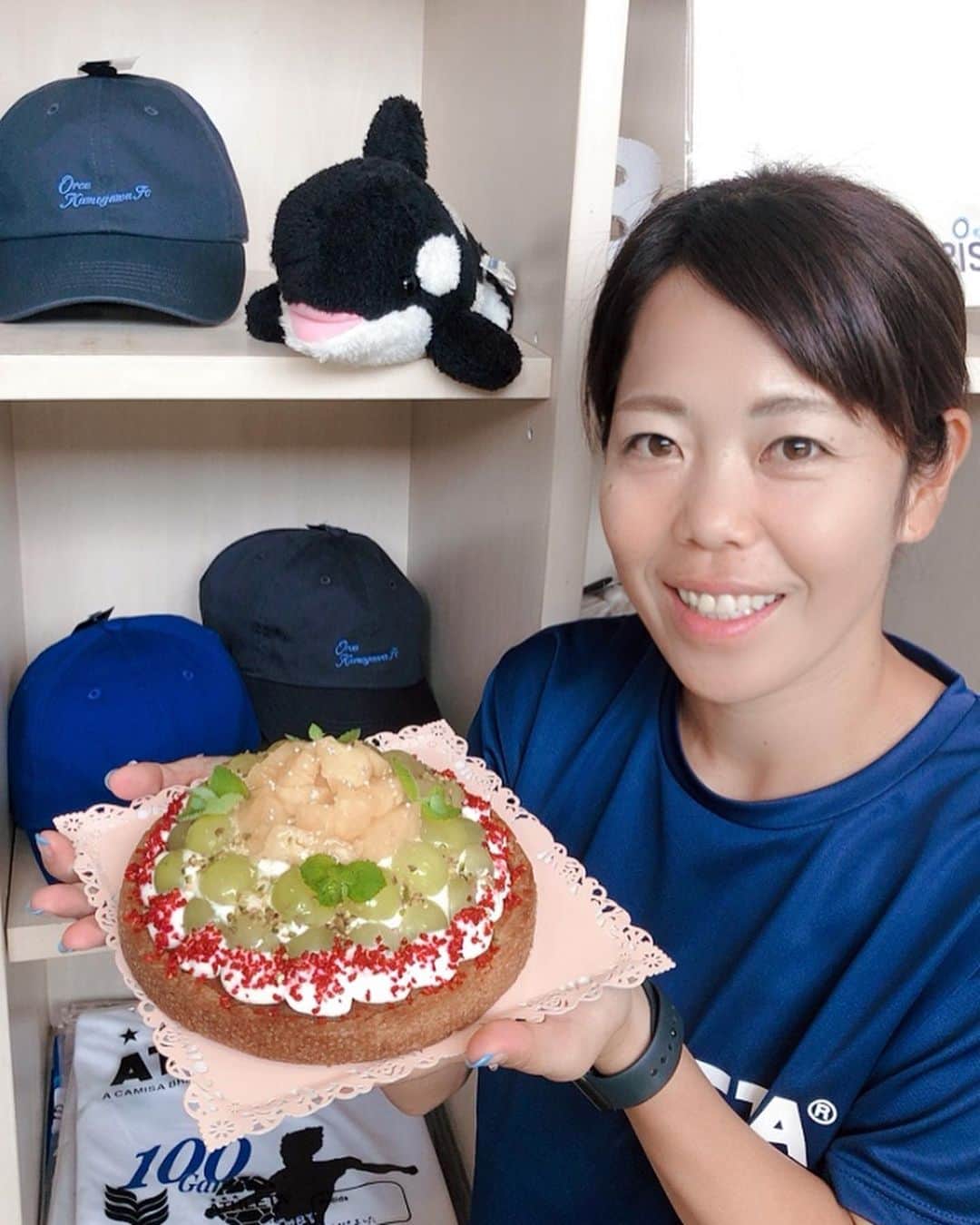 木原梢さんのインスタグラム写真 - (木原梢Instagram)「. みなさんお誕生日オメデトーのメッセージありがとうございました😊 何回も美味しい可愛いケーキを食べさせてもろて幸せです🎂♡ @mamadakko_oyatsu_futomi   プレゼント載せきれないけど、美味しいものからオモロいものまでありがとう♡ 1番インパクト大だったのは、顔プリントハイソックス🤣笑 上の方横に伸びとるやないかい！笑  42歳になって、毎日疲れがとれず体はいつもヘトヘトですが、楽しく元気にやっています✌🏼  たまたまお母さんに美味しいものを贈ったら自分の誕生日に着いたので、感謝のメッセージを送りました。笑 産んでくれて育ててくれてありがと♡  誕生日って普段連絡とってない人とも連絡とれるステキな日だよね🫶🏻🫶🏻🫶🏻  #誕生日 #タルトケーキ #mamadakko  #似顔絵ケーキ #熱海温泉プリン #ハイソックス #グラウンドの端からおめでとう #歳は叫ばんといて」9月19日 10時16分 - kozu0917