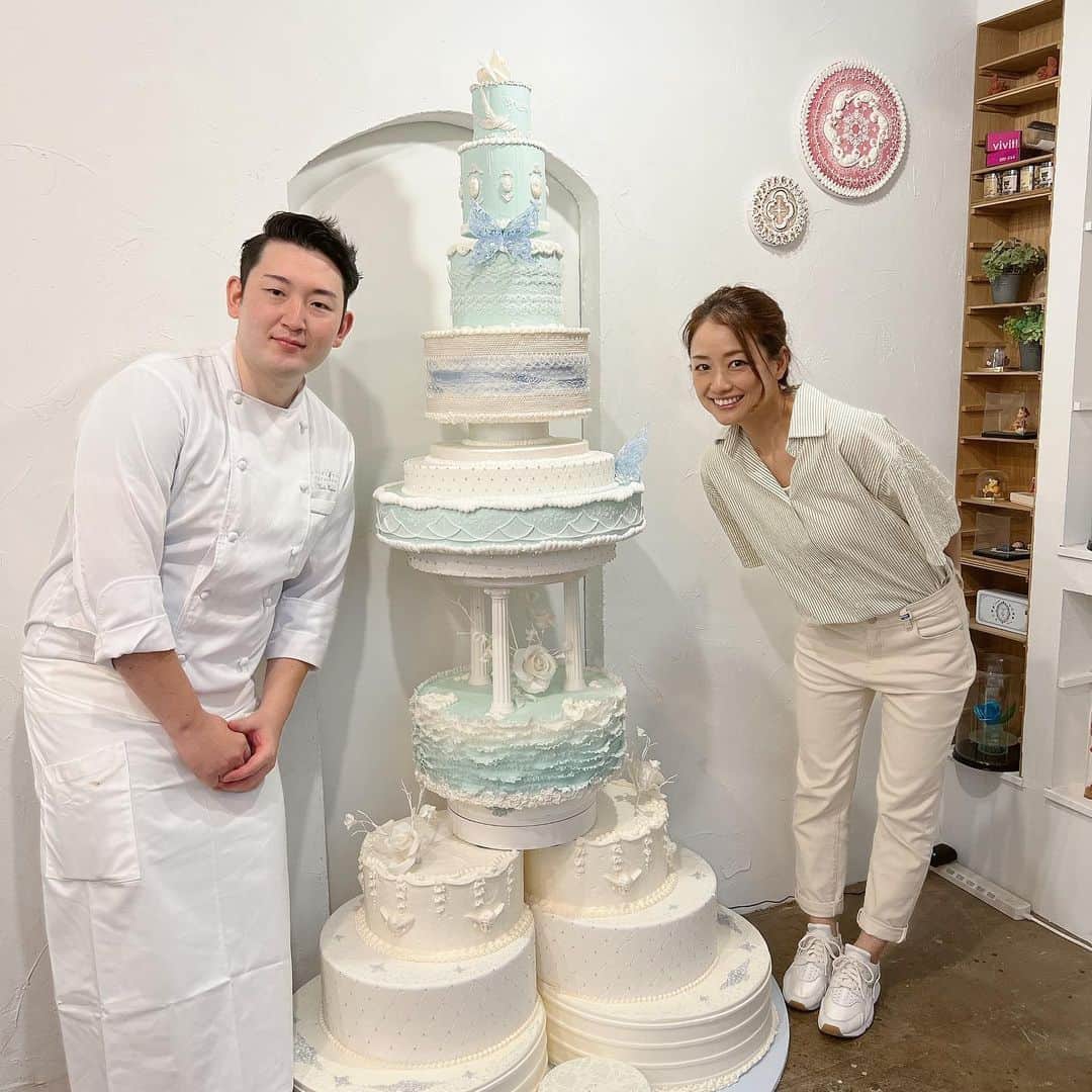 彼方茜香のインスタグラム：「ほんわかテレビ♥︎ 関西では毎週金曜日19:00〜放送されている「大阪ほんわかテレビ」♪ 最近TVerでも見られます！ シュガーアート大会日本1位長谷川さんのこのお砂糖で作られるケーキは本当に凄かった😮 3枚目は私がチャレンジしたやーつ。そらそーなるよ。 日本一の方の技術を数時間で出来るわけない（笑） 過去にはイノシシと暮らしてるお家に行ったり、五島列島でのギネス記録更新現場立ち会ったり、あらゆる実験をしてみたり、すんごい人にお会いしたり、洞窟ん中入ったり、水族館と動物園の裏側密着したり。 最近は毎週出演ではなくなっちゃいましたが、是非見てくださいね( '֊' )  #ほんわかテレビ  #sarynほんわか」