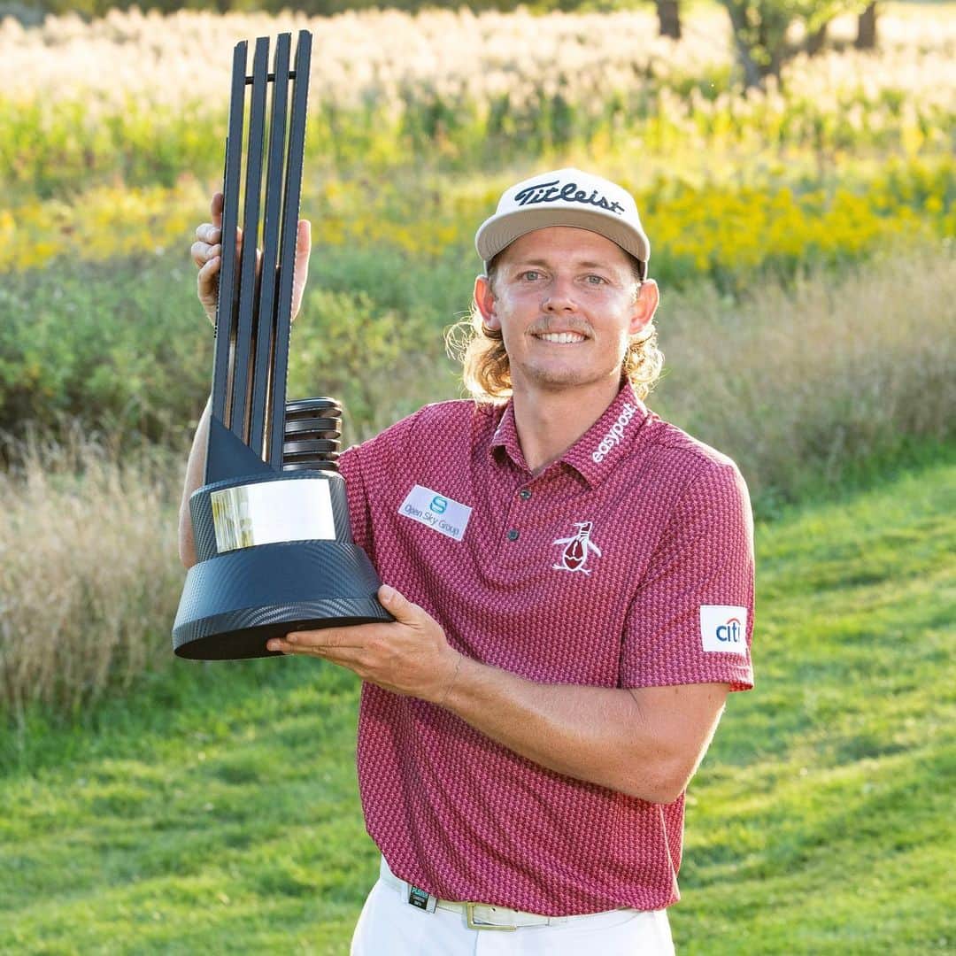 キャメロン・スミスのインスタグラム：「Means a lot to take home my first @livgolfinv trophy 🏆 Thanks for all the support in Chicago!」