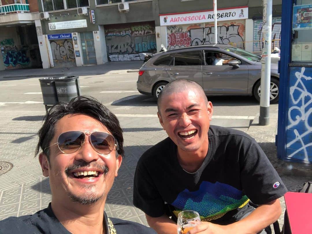 石塚啓次のインスタグラム：「日曜日の朝 用事があってマリーナ地区来たらココの主に来た事なぜか？バレて捕まってしまってビールたくさん飲まされました、、、、 皆さんマリーナ地区来た時は坊主に気をつけて下さい！ まぁ久しぶりやったね！ 相変わらずオモロいな！ビール一杯じゃ止まらない漢！  @yoshisislay   #石塚啓次 #YouTube #宵宵祇園  #yoiyoigion  #ブエナビスタデポルテ #buenavistadeporte #バルセロナ」
