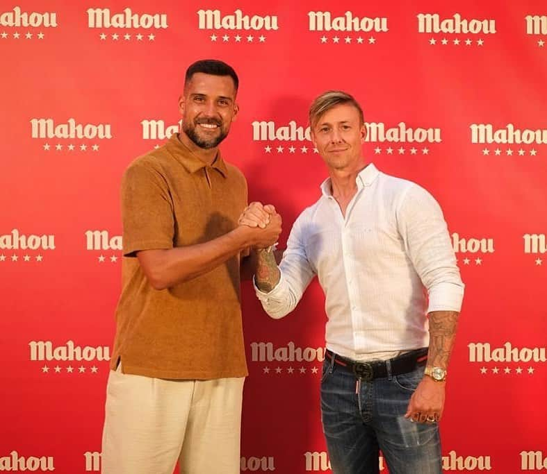 ミゲル・アンヘル・モジャのインスタグラム：「Que bien se lo montan mis amigos de @mahou_es para presentar el nuevo spot en torno al fútbol. Y no han elegido mal día… hoy se juega el derbi madrileño en @laliga 💥 Lo importante es escontrarse 🤝🏼 #encuentrosmahou 🍻」