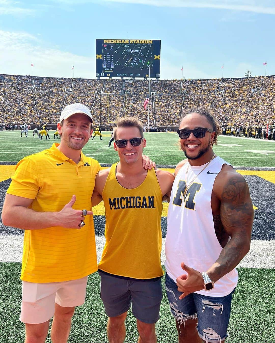 サミュエル・ミクラクさんのインスタグラム写真 - (サミュエル・ミクラクInstagram)「〽️e, 〽️y friends, and 〽️emories 💙💛 #goblue」9月19日 3時06分 - samuelmikulak