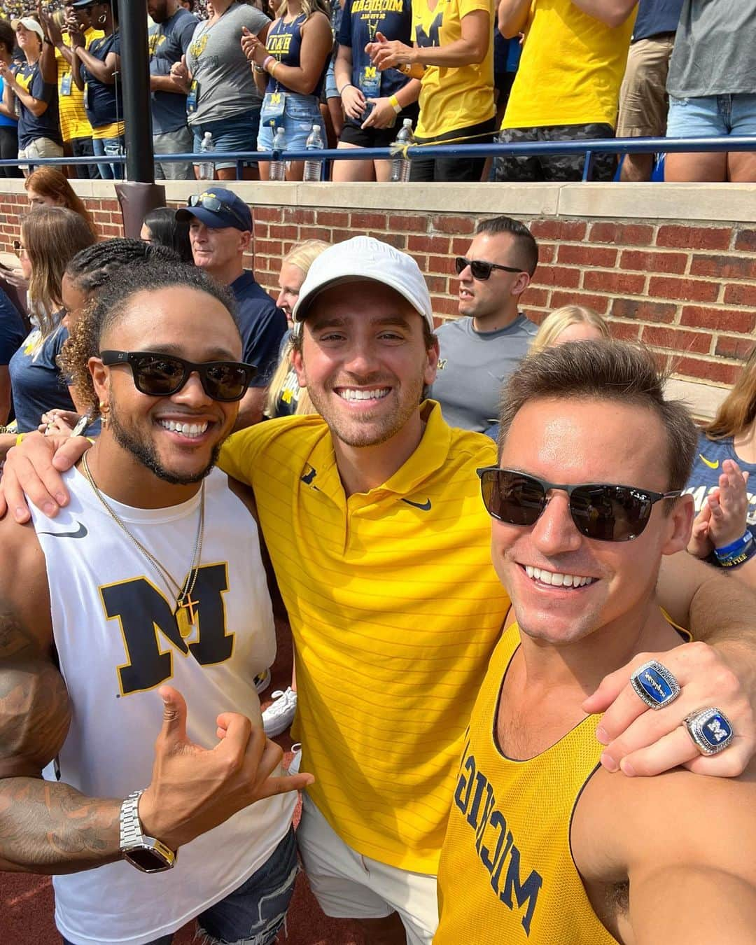 サミュエル・ミクラクさんのインスタグラム写真 - (サミュエル・ミクラクInstagram)「〽️e, 〽️y friends, and 〽️emories 💙💛 #goblue」9月19日 3時06分 - samuelmikulak