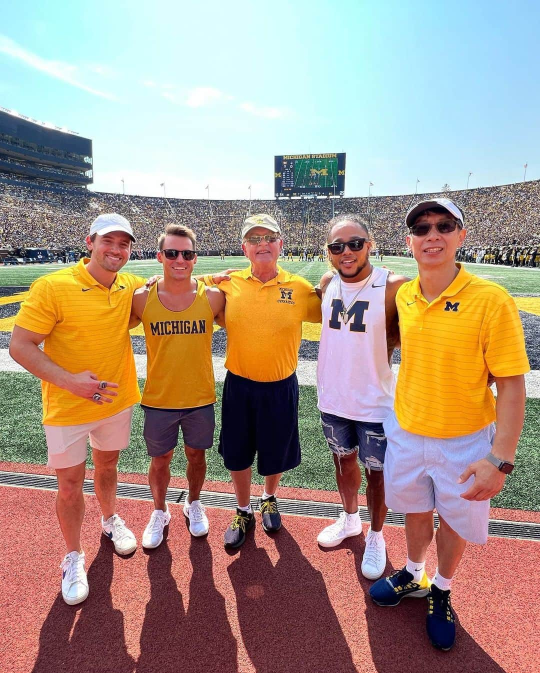 サミュエル・ミクラクさんのインスタグラム写真 - (サミュエル・ミクラクInstagram)「〽️e, 〽️y friends, and 〽️emories 💙💛 #goblue」9月19日 3時06分 - samuelmikulak