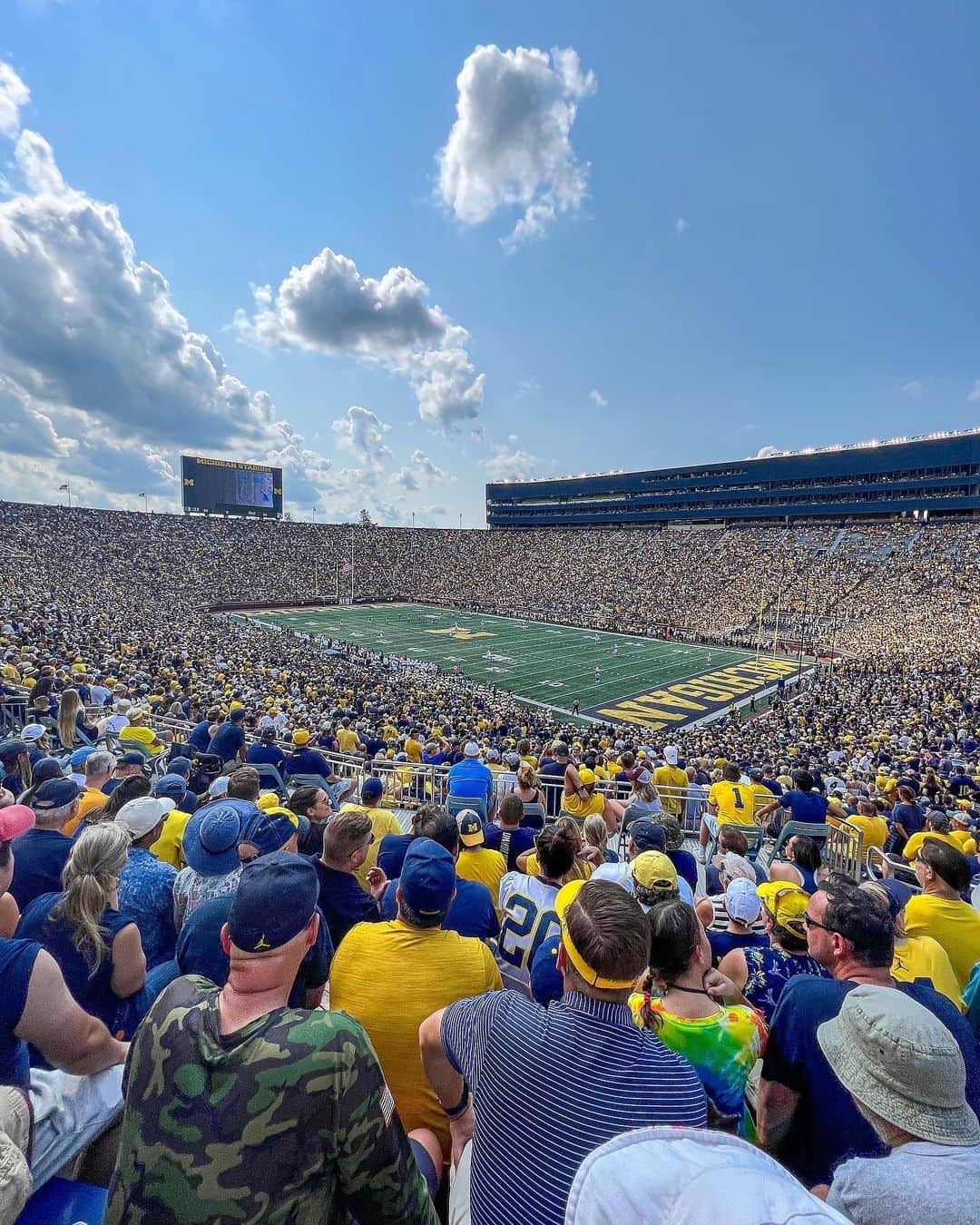 サミュエル・ミクラクさんのインスタグラム写真 - (サミュエル・ミクラクInstagram)「〽️e, 〽️y friends, and 〽️emories 💙💛 #goblue」9月19日 3時06分 - samuelmikulak