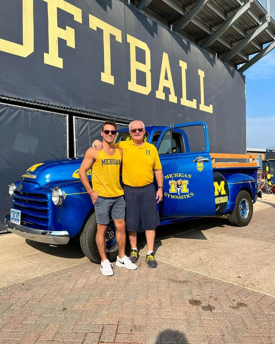 サミュエル・ミクラクさんのインスタグラム写真 - (サミュエル・ミクラクInstagram)「〽️e, 〽️y friends, and 〽️emories 💙💛 #goblue」9月19日 3時06分 - samuelmikulak