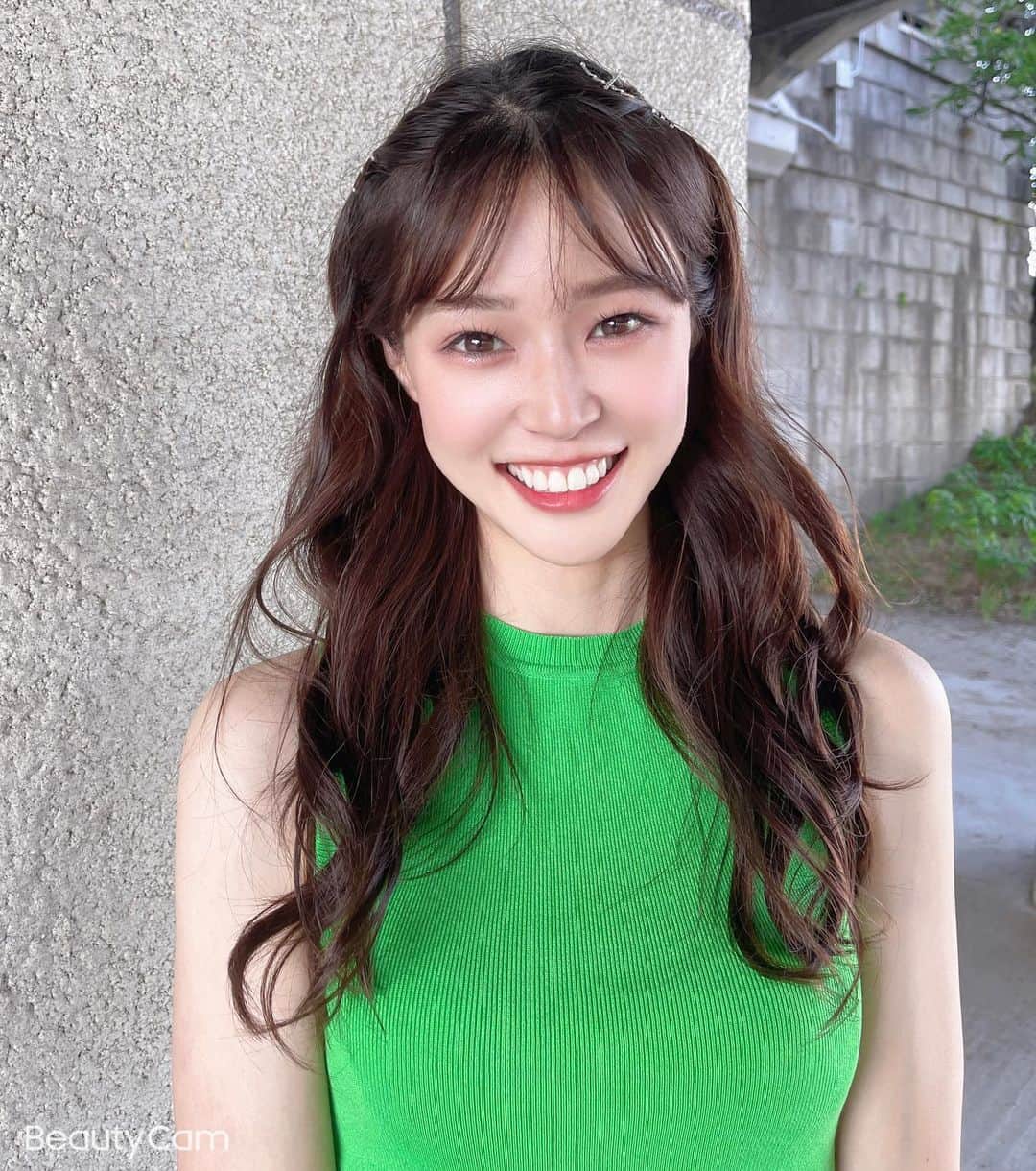 橘香恋のインスタグラム：「おはようございます🥰 ⁡ 前回の投稿に いいねとコメントありがとうございます✨ ⁡ ⁡台風大丈夫でしょうか😣❔ ⁡ お出掛けやお仕事に行く際 気を付けてくださいね〜😭 ⁡ ⁡ #橘香恋 #ノースリーブ #グリーン #秋コーデ」