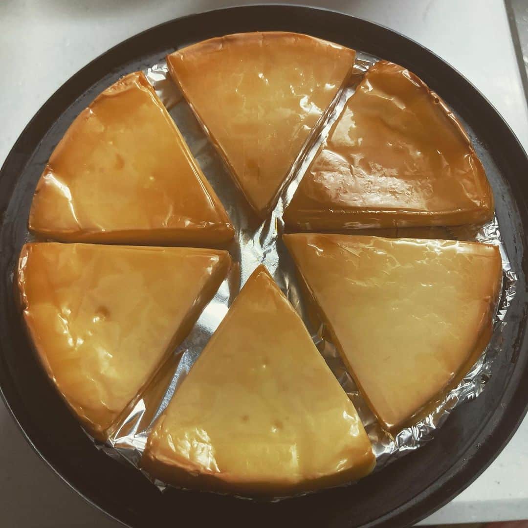 ヒラのインスタグラム：「燻製チーズ。」
