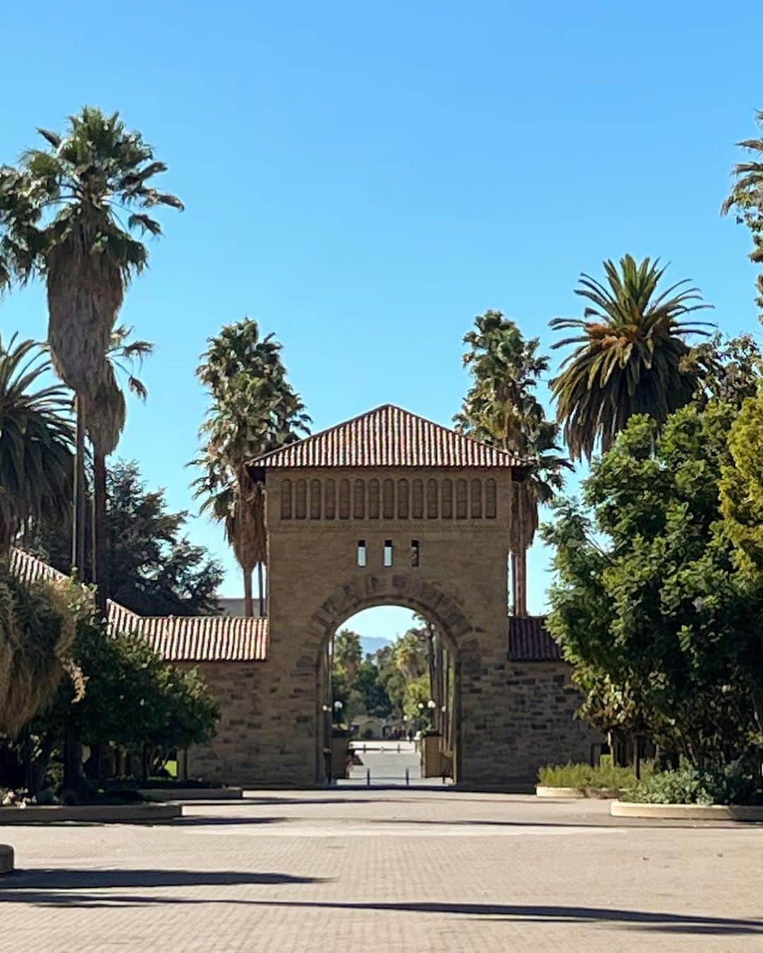 サラ・ヒューズさんのインスタグラム写真 - (サラ・ヒューズInstagram)「Some pics from the 1️⃣st day (& other ones I’ve taken from around campus)! 📝   My mom forgot to get me one of the signs that I hold up on the first day, so I’ll just tell you here ☺️  Favorite color: 💙 (& 💕)  When I grow up, I want to: continue to help making the 🌍 a place where people use their talents to make others (and their communities) better ✨  Teacher: @stanfordgsb 👩🏻‍🏫 #GSBlife」9月19日 6時21分 - sarahhughesnyc