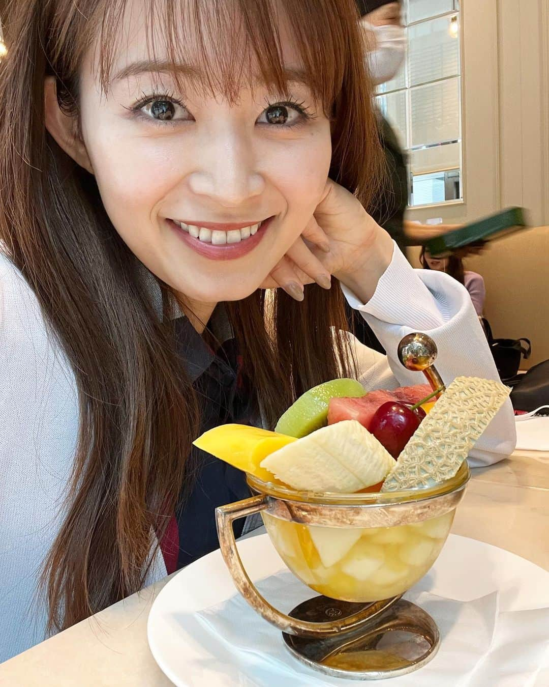 大家彩香さんのインスタグラム写真 - (大家彩香Instagram)「おはようございます😊  フルーツパフェを食べました🍨🍓  今日は、敬老の日ですね♪ おじいちゃん、おばあちゃんに ありがとう♡を伝えましょう♥️  #札幌テレビ#stv#どさんこワイド朝#大家彩香#女子アナコーデ #女子アナ#秋コーデ#私服#デート#観光#友達#フレンチ#オシャレランチ#フルーツパフェ#ソフトクリーム#デザート#贅沢時間#敬老の日#おじいちゃん#おばあちゃん#ありがとう」9月19日 7時44分 - ayaka_oie_official