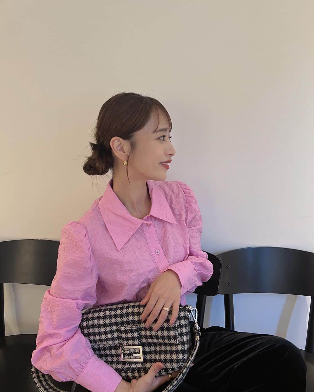 近藤千尋のインスタグラム：「💖💗💓🎀💘🦩 この日はおピンクでした😚  冬はモノトーンが増えそうだから 大活躍しそうなこの柄のカバン🥰 実はメンズなんだよ🤵‍♂️ @fendi  #fendi   春夏秋冬全部好きだけど 特にファッションは、秋冬が好き💖」