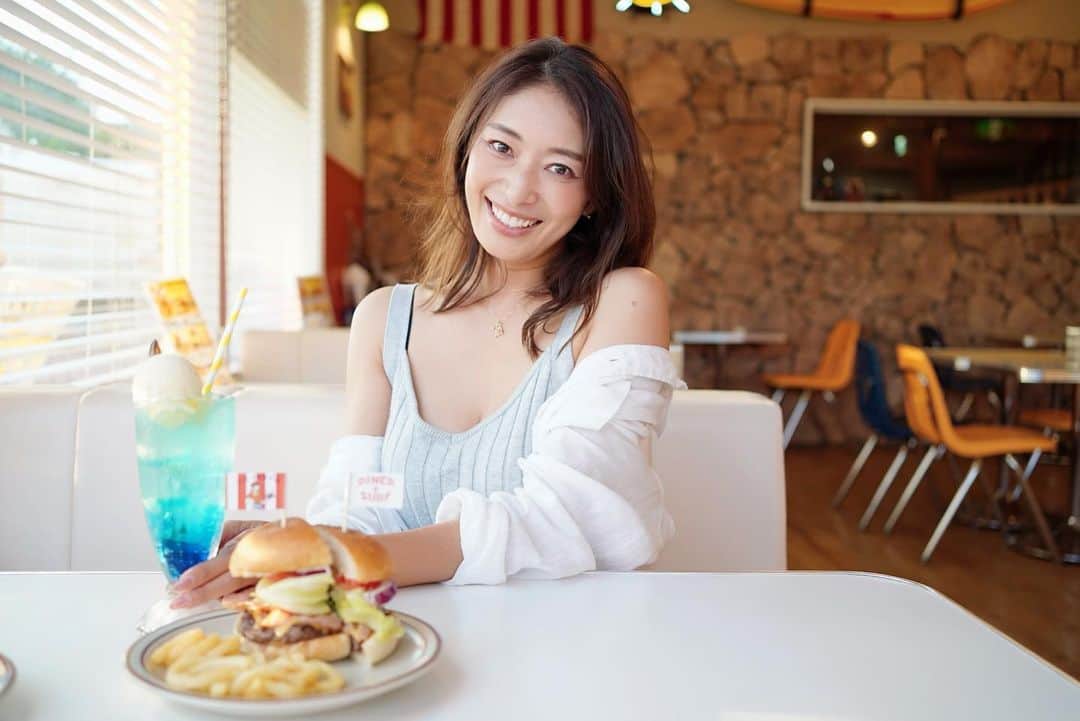 のインスタグラム：「上目遣いしたり、思いっきり笑ったよ☺️  アゴ肉、、、😅😅😅  最近トレーニングサボってたし、昨日は帰りにケンタ食べちゃった、、、  スポーツの秋にむけて体うごかしてこっ🥰  #小早川怜子 #reikokobayakawa  #private」