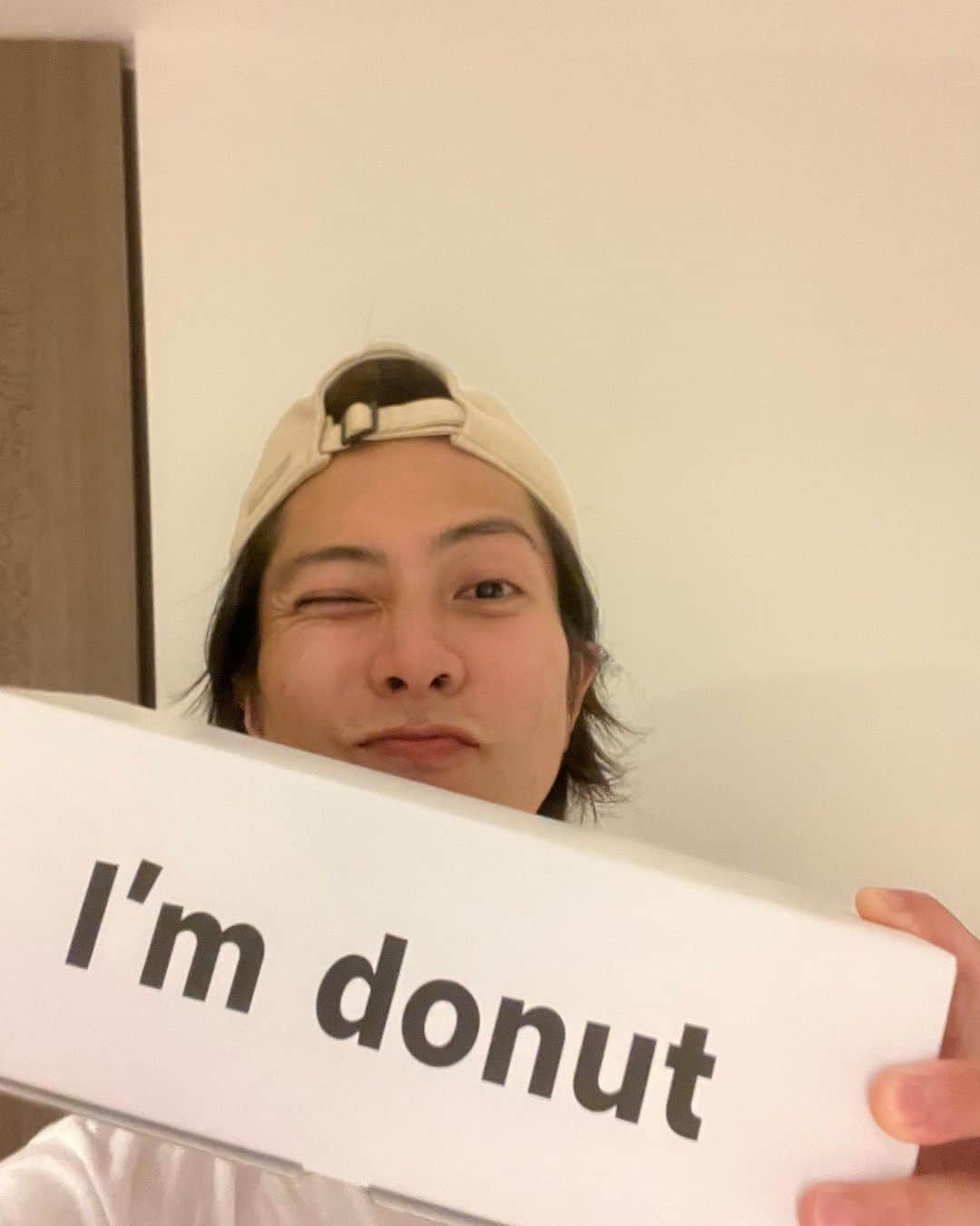 山下智久のインスタグラム：「有名なドーナツ屋さんの🍩 たまにチート最高です。  Famous donut shop, Sometimes cheet day is the best.🤫  #ドーナツ屋さん  #ドーナツ #チートデイ」