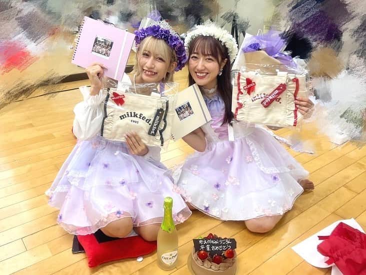 伊咲萌香さんのインスタグラム写真 - (伊咲萌香Instagram)「⁡ 大好きなめんばーのみんな🌈 アルバムもプレゼントもケーキもほんとうに嬉しかったなあ。ありがとうございました（ ; ; ）宝物！ 心の底から好きって思えるこんな素敵なめんばーに出逢えてよかったあ。一生大切な大好きな仲間♡」9月19日 8時53分 - isakimoeka