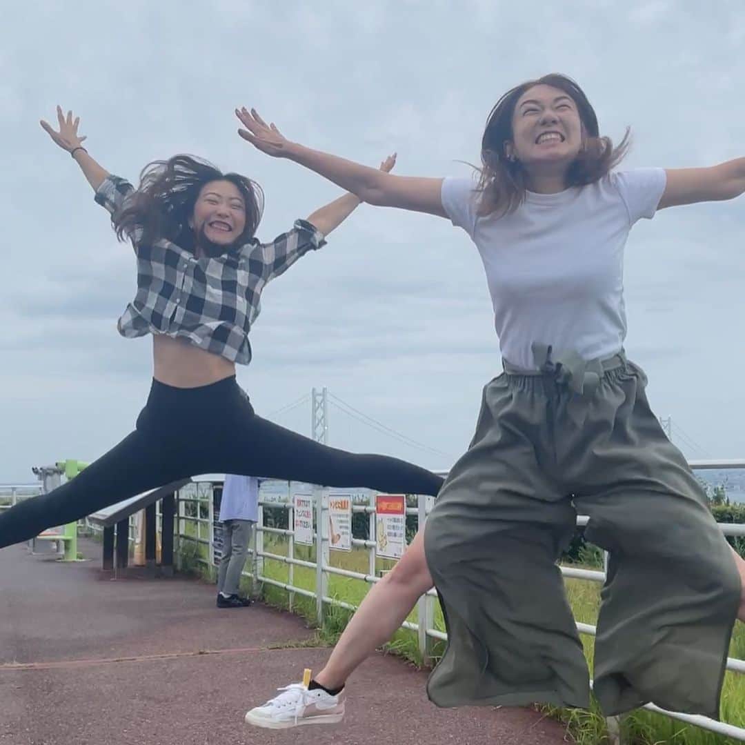 CRAZY COCOのインスタグラム：「Go higher ✈️✈️  よりことのりこでやらせてもろてます♡ 大人になっても、 やる事小学生！ タラリー鼻から牛乳！ チョベリグ淡路島🤍  #いとこ#よりことのりこ#淡路島#旅行#ドアップきつい#3枚目の写真はもはや怪奇現象#入れ歯飛び出てるんか#ぐらい歯茎出てるやん#こんなに歯茎出るんけ#ポリグリップ#歯茎にタトゥー入れれるぐらい余裕ある#歯茎キャンバス」