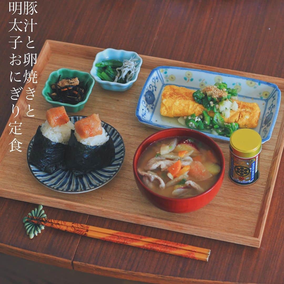 Kaori from Japanese Kitchenさんのインスタグラム写真 - (Kaori from Japanese KitchenInstagram)「豚汁と卵焼きと明太子おにぎり定食。 ・ こんばんは。 こないだの朝ごはん。 メインになるおかずが無くて 卵焼きにオクラと山芋の ネバネバあんかけをかけ 気持ちばかりの主菜に。 ぶつ切り明太子はおにぎりの頭に乗せる。 ・ こないだの投稿にコメントくださった皆様 ありがとうございました。 しばらくは献立と器の作家さん名を 写真に入れて投稿してみます。 なんとなんと、前回とほぼ器が同じ…🤣 合羽橋商店街で購入した器たちは 業務用食器を扱ってる店で買いました。 豆皿は2枚で300円くらい。 おにぎりの器は500円位でした。 3枚ともレンチンOKなのが嬉しい。 ガンガン使ってもヒビ、欠け無しで かなりタフな器たちです。 (業務用なだけあって、たまに居酒屋で 同じ器を発見したりする笑) 合羽橋商店街、調理器具が豊富だし 可愛くてお値打ちの器もたくさんあって おススメですよー。 ・ 【おしながき】 明太子おにぎり 豚汁 卵焼き　オクラと山芋のネバネバあんかけ 小松菜しらすポン酢 ひじきの煮物 八幡屋礒五郎の七味唐辛子 ・ ・ 2022.09.19 Mon Today’s brunch: Rice ball w/ spicy cod roe, pork miso soup, rolled egg omelet w/ gumbo and yam, Japanese mustard spinach w/ baby sardine, and stewed hijiki seaweed. ・ ・ #Japanesefood #おうちごはん #朝ごはん  #自炊 #家庭料理 #早餐 #薬膳ごはん #一汁三菜 #佐藤もも子 #松浦コータロー#おにぎり #washoku #豚汁」9月19日 20時48分 - coco_kontasu