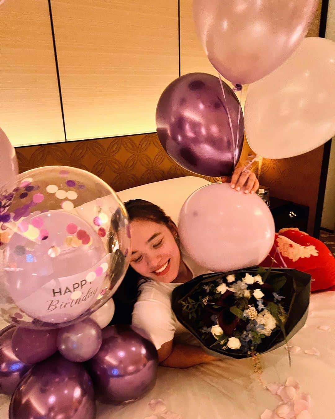 梅園アマンダのインスタグラム：「*誕生日にタイムスリップップ〜  誕生日を迎える前夜は、 いつもお世話になっているかねさかさんで🥰  今年の誕生日はリッツ京都 すごくすごくすごくよかった！  ディナー中感動したオリーブオイルを 帰り際にプレゼントしていただき 使う度ハッピーな余韻に浸ってます🙏✨  翌日は貴船神社へ🐴⛩ 大吉が出るまでおみくじを引きました (川床料理は羽織り必須でした)  最後はお留守番中のヌル❤︎  多方面での飛躍的成長を目指して、 今年も頑張ります！！！  #京都旅行 #誕生日旅行 #ラガマフィン」