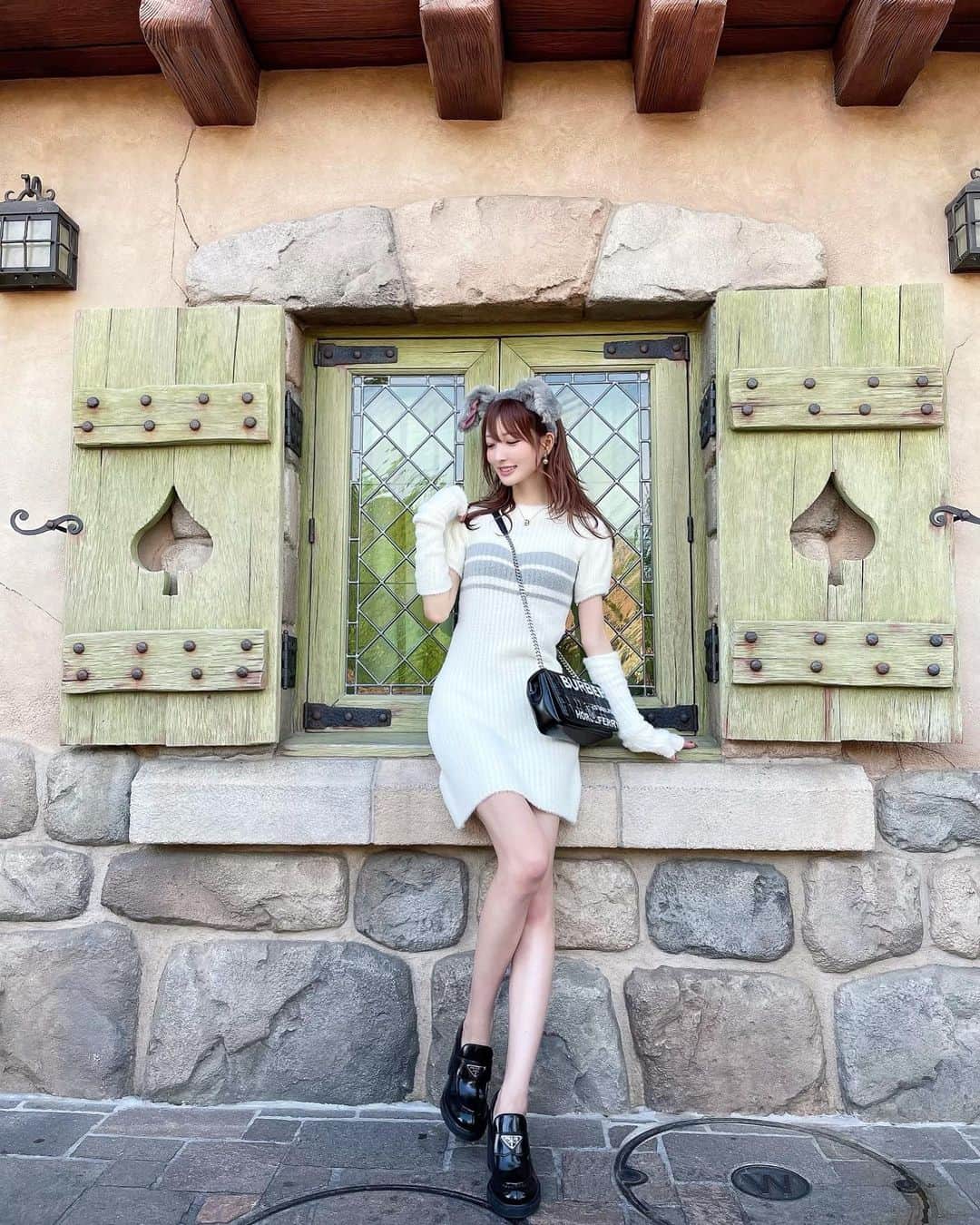 森田由乃のインスタグラム：「_ 全身🐩🐾💚🎶 . . PRADAのローファー 秋っぽくてお気に入りマン👞⸜❤︎⸝ . . 前もこの窓の前で写真撮ってて 森田の好きスポットなのかもしれん…🪟♠️💭 . . . . . #ディズニーカチューシャ#ディズニーコーデ#dハロ #ディズニーハロウィン#わんわん物語#ニットワンピ #tokyodisneyland#tokyodisneyresort#disneyland #disney#東京ディズニーランド#ディズニーランド #ディズニーバウンド#秋コーデ#アームウォーマ#darich #ローファーコーデ#ローファー#pradashoes#prada」