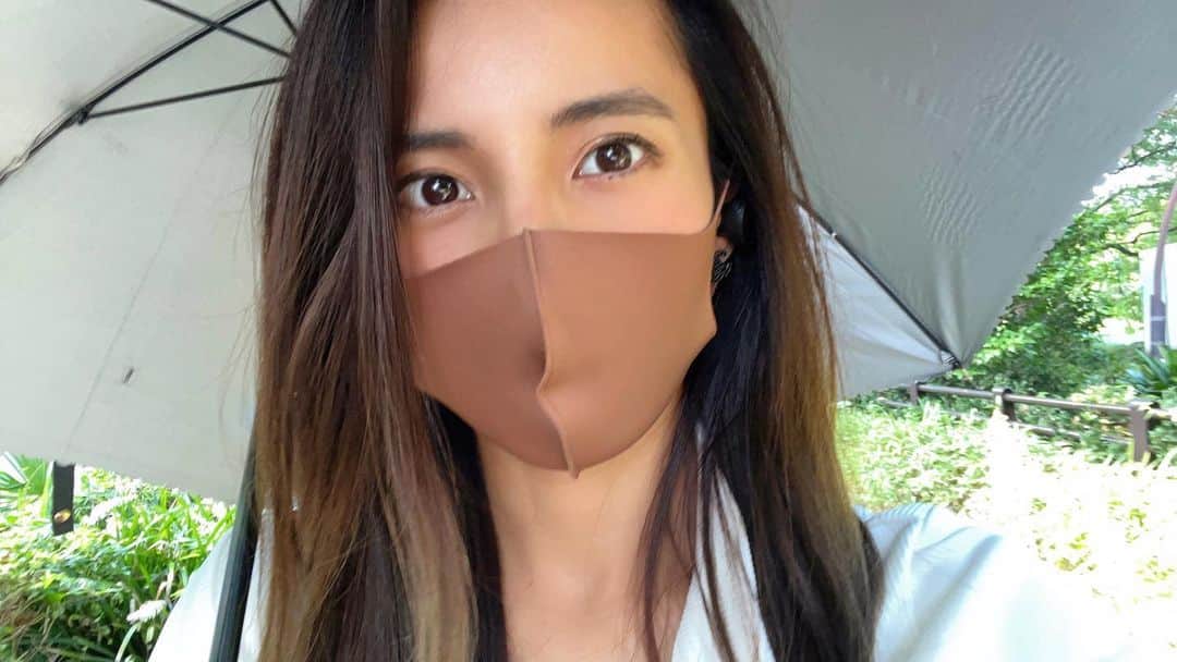 佐野千晃のインスタグラム：「日傘無くしちゃったから日傘買いに行ったらもう売ってなかった_(:3 ⌒ﾞ)_  もう時期じゃないから？_(:3 ⌒ﾞ)_  ぐぅ_(:3 ⌒ﾞ)_  #natural #healthy #good #gilrs #gilr #cool #cute #ooted #selfie #self #face #スポーツ女子 #スポーツ #ハワイ #笑顔 #ひまわり#日傘 #無くなっちゃった #悲しい」