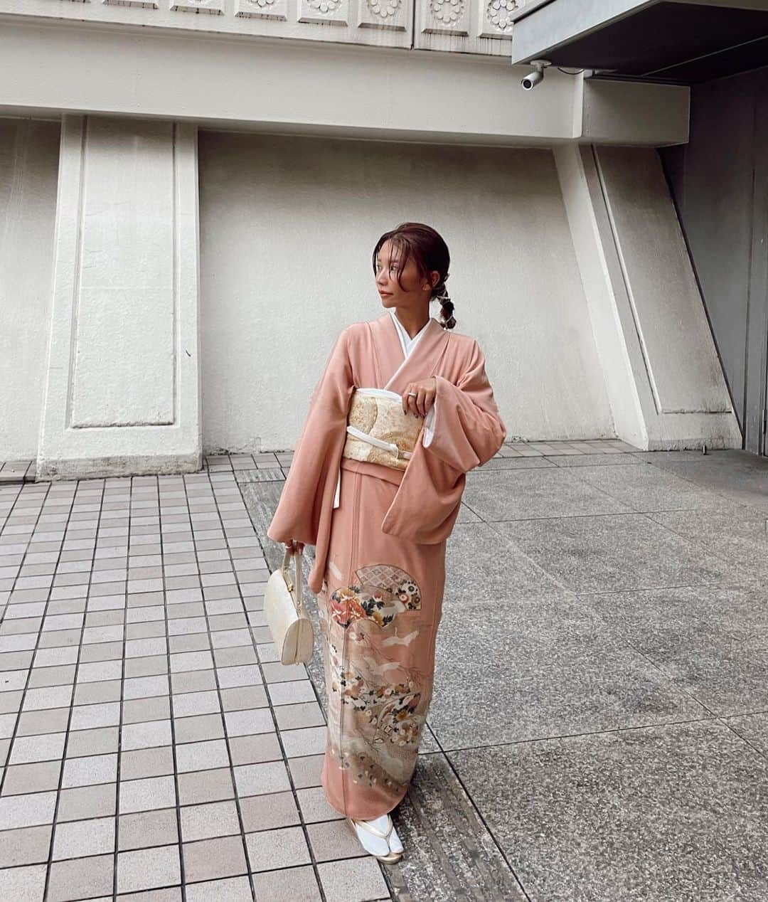 ✷kana✷のインスタグラム：「先に言い訳をさせてください笑  これ脱ぐ直前に撮って後から気付いたんだけど ぐずぐず姪っ子を何度も抱っこしたりで 帯が恥ずかしいほどズレてます、、、。  腰紐？帯揚げ？丸出しだわ🙇‍♀️  着る機会もほとんどないし記念だし載せます🤣✨  #色留袖#色留袖コーデ#結婚式コーデ#色留袖ヘア#水引きアレンジ#水引きアクセサリー#金箔ヘア#着物コーデ#150cmコーデ」