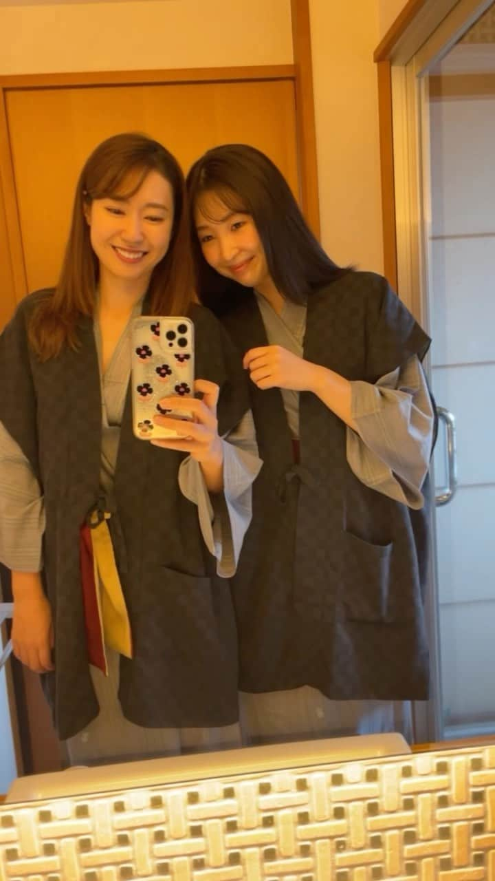 山下詩乃のインスタグラム：「大切な親友ちゃんのバースデー旅行🤍🖤 @chr_yama  東京から広島まで来てもらって、 今回のお宿→📍汀亭　遠音近音(みぎわてい　おちこち)に泊まりました♨️🥂 @migiwatei_ochikochi   食事が本当に美味しすぎてビックリしたよ🤤食事推しの動画にしてみました笑❤️ 台風だったから、天気良かったらもっと絶景なんだろうなぁ☀️部屋付き露天風呂に加えて、貸切風呂もあって何回も入って癒された♨️😇お宿も綺麗で、サービスとお心遣いも素晴らしくてとにかく大満足のお宿でした👏みんなぜひ行ってみてね😍  　  #詩乃ログ #誕生日旅行 #12年の仲 #お祝いするはずが逆にプレゼント貰った #ありがとう #遠音近音 #鞆の浦 #バースデーガール #バースデー旅行 #広島観光 #福山観光 #鞆の浦 #広島県福山市 #瀬戸内海 #最高のお宿 #旅行好きな人と繋がりたい #ゴルフ 好きな人と繋がりたい」