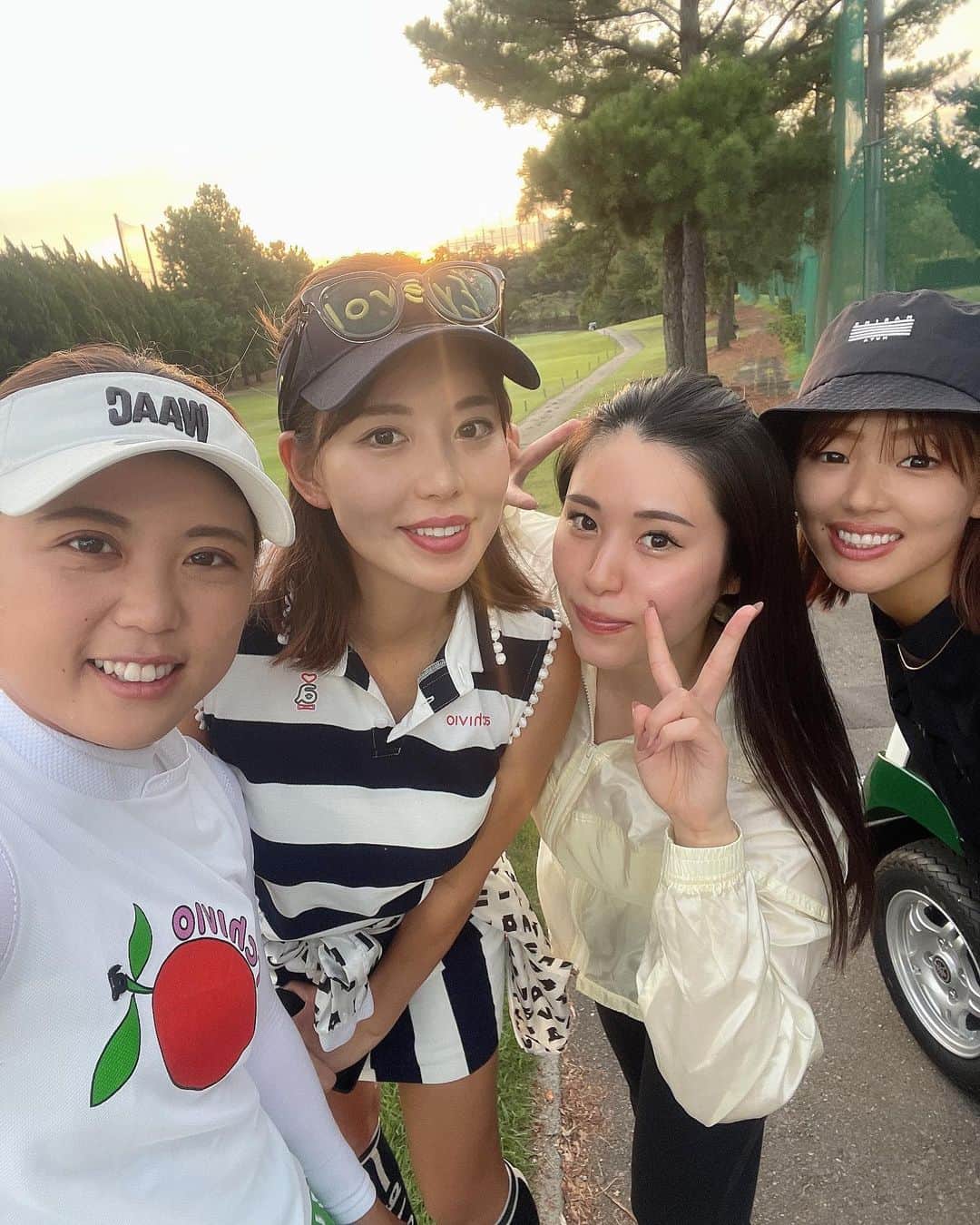 原田怜奈のインスタグラム：「ちょっと前まだ 振れないけど リハビリっぽく お散歩しにいきました🫥  初心者の友達が かなり上手くてびびりました。笑 これからも 成長を見届けたいです。  かなり 涼しくて気持ちよかったです🫥　  台風💨は来ませんように😢 . . . . . #お散歩 #ハーフ #ちょっとレッスン #女子ゴルフ」