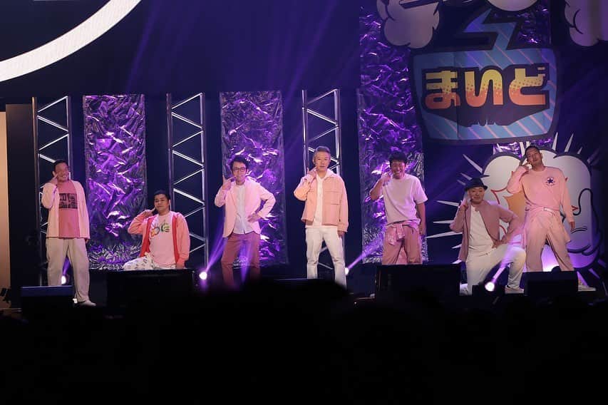 梅村賢太郎のインスタグラム：「3枚あります→ #ライブスタンド #黒白歌合戦 #なにわ男子 #大阪城ホール #ありがとうございました #お笑いナタリー にも載れました #トークライブ #おそらくやります #おじさん」