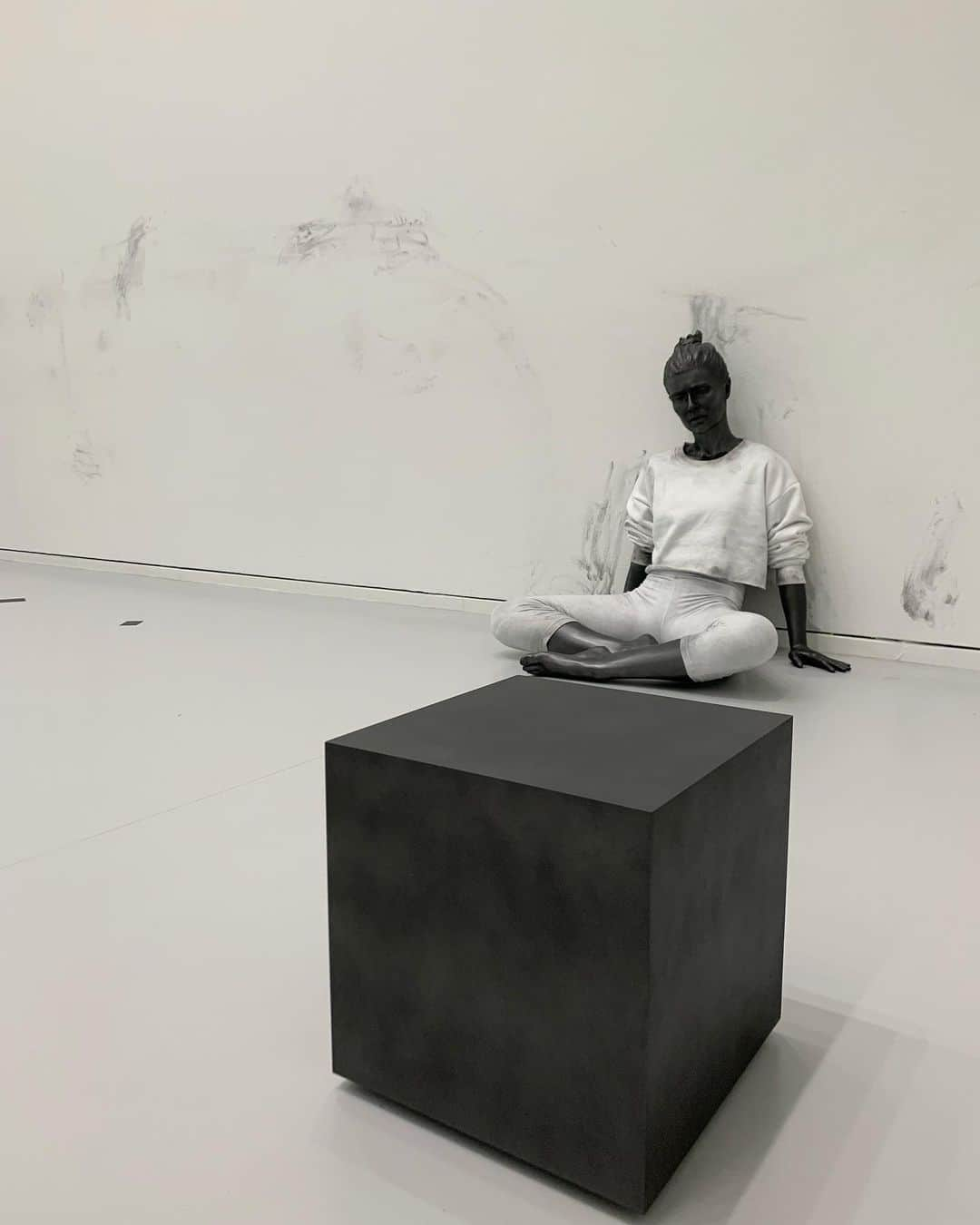 海下真夕さんのインスタグラム写真 - (海下真夕Instagram)「. Ryan Gander THE MARKERS OF OUR TIME  会場中これも作品？というところまで散りばめられた 作品たち💡 説明を見ながらみないと見逃してしまいそうな作品まで。 楽しくてあっという間の時間✨ 時間をテーマにされた展示は、目に見えない時間に対する価値を考えさせられました😌  最後の10枚目の写真は去年のライアン・ガンダーが選ぶ収蔵品展のときの。薄暗い会場の中、懐中電灯で作品を照らしながら見るというもの。こんな色かな？って想像力を掻き立てながら見ると思いもよらない発見があったり。　  毎回発想が面白くてハッとします☺️ こんな風にワクワクしながら見て深く考え向き合える 展示をまた楽しみに。。  #ライアンガンダー展  #ライアンガンダー #ryangander  #themarkersofourtime  #われらの時代のサイン #東京オペラシティアートギャラリー  #美術館#美術鑑賞 #art#コンセプチュアルアート」9月19日 12時15分 - kaigeworld