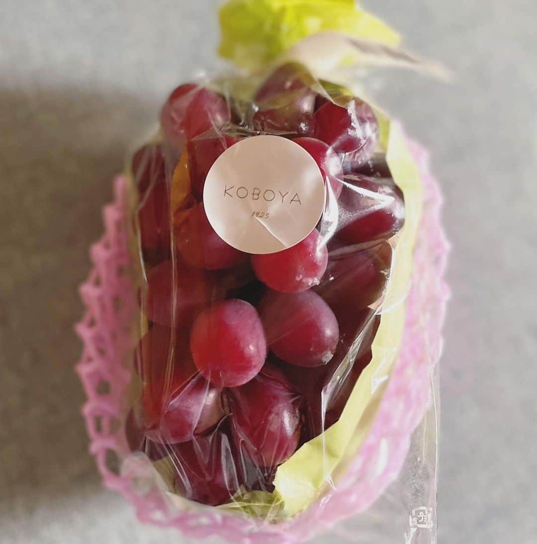 luna_mwのインスタグラム：「ブドウが美味しい季節🍇 気になっていたクインルージュ。 シャインマスカットとユニコーンの交配種。 赤系のブドウなので、シャインより糖度が高い。 ＊ ＊ ＊ #クインルージュ#シャインマスカット #ぶどう三姉妹 #長野#須坂市」