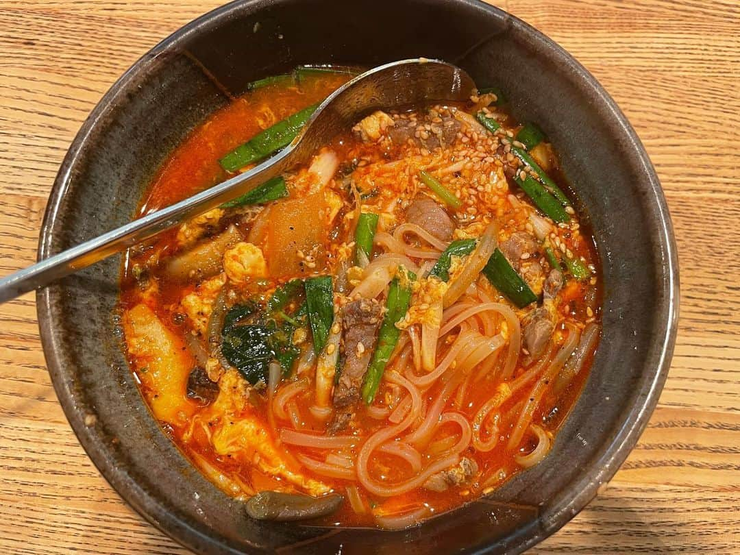 唐橋ユミさんのインスタグラム写真 - (唐橋ユミInstagram)「☔️  🥢ユッケジャン麺 蒸し蒸しする日は、 つるしこ喉ごしさっぱり麺を、あっかくて辛いスープで。 するするハフハフ。 とまらない。たまらない。 自家製の柚子胡椒を入れて、さらに香り高く。 ふー。幸せです。  #青葉台三百屋 #中目黒 #オノマトペ  #だいすき #焼肉おいしい　#上ミノが好き #ビビン麺も大好き」9月19日 12時47分 - yumikarahashi