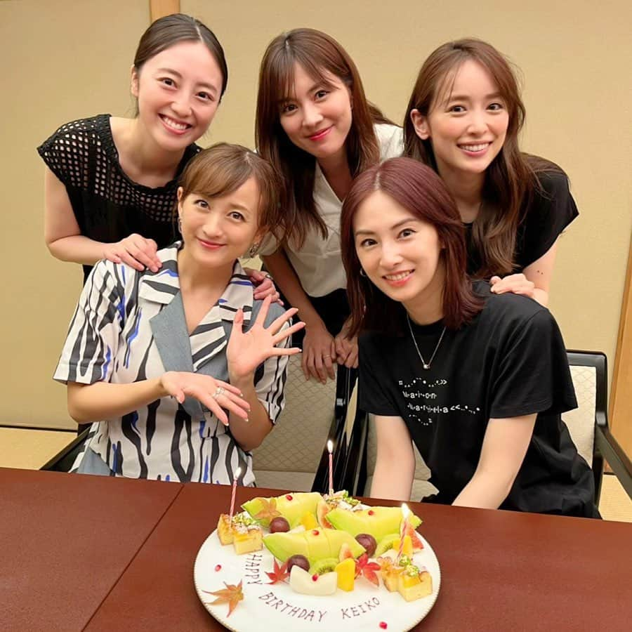 小松彩夏さんのインスタグラム写真 - (小松彩夏Instagram)「⁡ 遅くなっちゃったけど 戦士みんなで景ちゃんのお誕生日のお祝い🎉 ⁡ 約20年前に出会った頃からカッコよくて、気が利いて、いつもこの個性豊かなメンバーをまとめてくれる景ちゃん✨ ⁡ 改めてお誕生日おめでとう🎂 ⁡ このメンバーで集まると本当に話が尽きない🤣🤣🤣 ⁡ くだらない話から、真面目な話まで... なんでも話せる素敵な仲間です🥰 ⁡ 本当仲良いの？とか言われるけど(笑) 私は友達以上の関係だと思ってます😌🌸 ⁡ ご飯も美味しかったし、楽しかったし 幸せすぎる時間でした💚💙❤️🧡💗🌙 ⁡ #景ちゃん  #北川景子 #お誕生日 #誕生日 #おめでとう #戦士 #戦友 #仲間 #安座間美優 #泉里香 #沢井美優 #小松彩夏 #幸せ」9月19日 14時52分 - official_ayaka_502