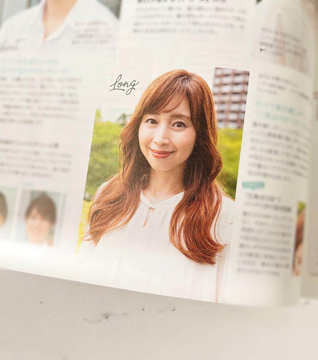 中野公美子のインスタグラム：「只今発売中のGLOW10月号で ヘアモデルをさせて頂いております💇‍♀️ ukaの保科真紀さん @uka_makihoshina の スタイリングで、 分け目や立ち上がりにボリュームが出る スタイリングのコツです✨ 保科さんのスタイリングは毎回素敵🥰 是非ご参考になさってください😊  #glow #保科真紀　さん #ヘアスタイリング #uka #モデル」