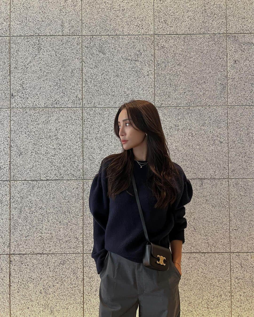 のインスタグラム：「☑︎Wool crew neck knit 私が着用しているのはNavy.  毎年同じようなニットを選びがちな冬のニット選びから抜け出せるそんな1枚。  肩先にはギャザーを施した肉厚でもっちりとした上質なニット🧶 華奢見えはもちろん二の腕も隠してくれて 細見えにもなります。  思わず包まれて寝たいほど、 肌触りが良く素肌のままも着用いただけます🌙  シャツとのレイヤードや肩掛けスタイルもok. どんなボトムにも合う万能ニット✨  発売中のスラックスにもピッタリ🫶🏽 #ambient #ambientxkeica」