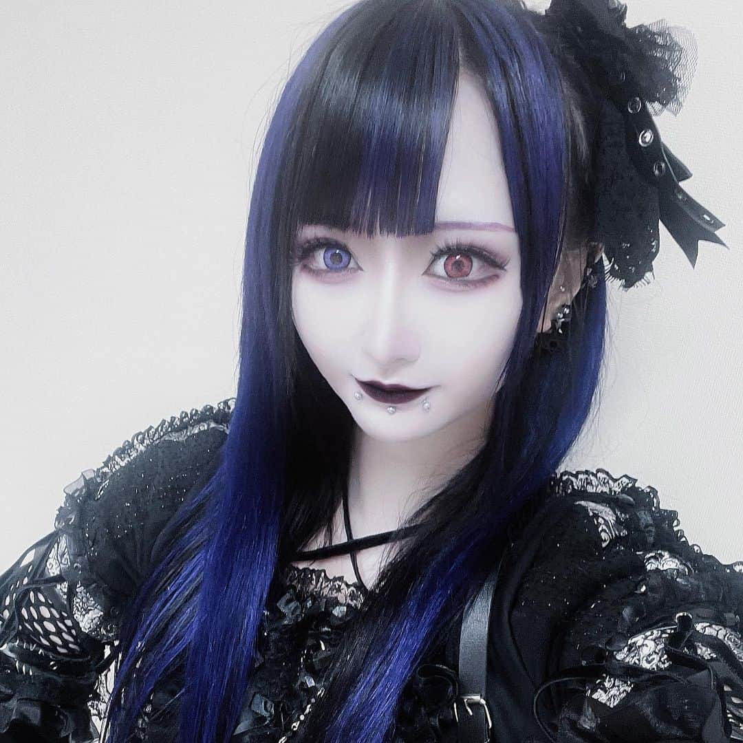 あんりゴンのインスタグラム：「⚰️2022.09.17 ⚰️  品川インターシティホールで行われたモノクローン新体制お披露目に足を運んでくれた方、そして配信やアーカイブを見てくださった方本当にありがとうございました！  MC中にあまり多くを話すことができなかったのでここで気持ちを書かせてください！ (少し長くなるから時間ある時読んでね🍷)  モノクローンに加入することが決定してレッスンを開始したのがちょうど1ヶ月前で、それから歌・振り・構成・ルールを毎日毎日頭に叩き込んでました！  お披露目のセトリだった11曲を1ヶ月間で間に合わすことが出来たのは、メンバーのみんなや運営さん、先生が励ましてくれたおかげです😢 まだまだ完璧ではないけどお披露目ライブでは今の自分のベストは出せたかなって思います🦇  加入発表前から発表された後なんて言われるかな、受け入れてもらえるかなってものすごく不安で先輩方が守ってきたモノクローンをどう大切にしていけばいいか悩みまくってたんですけど、発表された後もみんな優しくて…😭  当日も久しぶりに会えた子や初めましての子もいて幸せな時間でした！  MCでもお話ししましたが、これからモノクローンがもっともっと上を目指せるようにメンバーの一員として頑張っていきたいと思います🍷  みんな大好きだよ〜！」