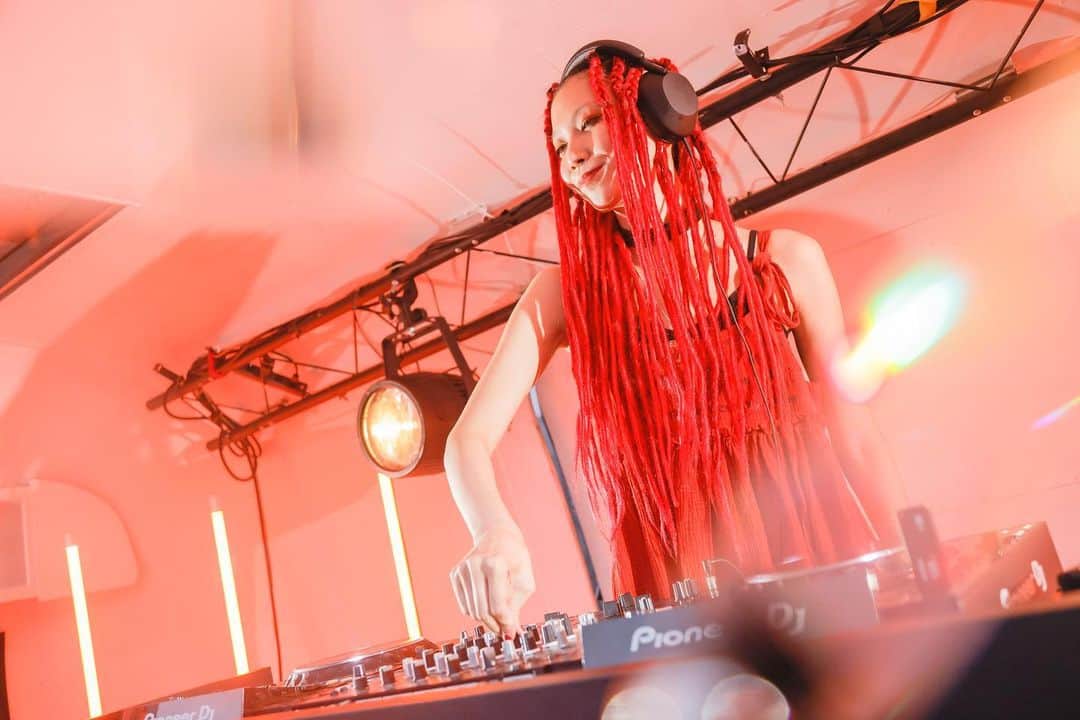si ouxのインスタグラム：「ハーレーダビッドソン主催 BLUE SKY HEAVEN2022 @  富士スピードウェイ glo™プロデュース DJ CARにて、プレイさせていただきました！ たのしかった〜〜！ありがとうございました🔥  @harleydavidsonjapan @glo.japan @blockfm #blueskyheaven #ブルスカ #BlueSkyHeaven_glo #glo #blockfm」