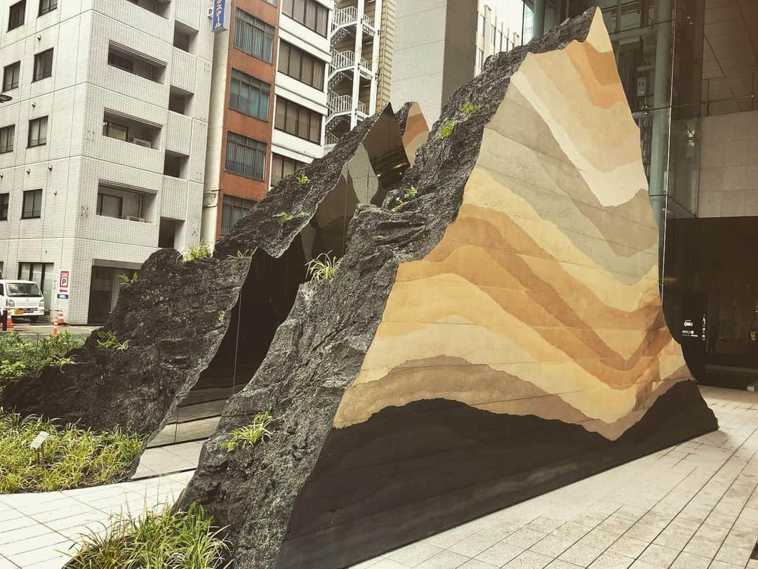 井上幸太郎のインスタグラム：「今日の東京ミッドタウン八重洲 嵐の合間。。。  栗林隆氏作品。  みっけた。。。」